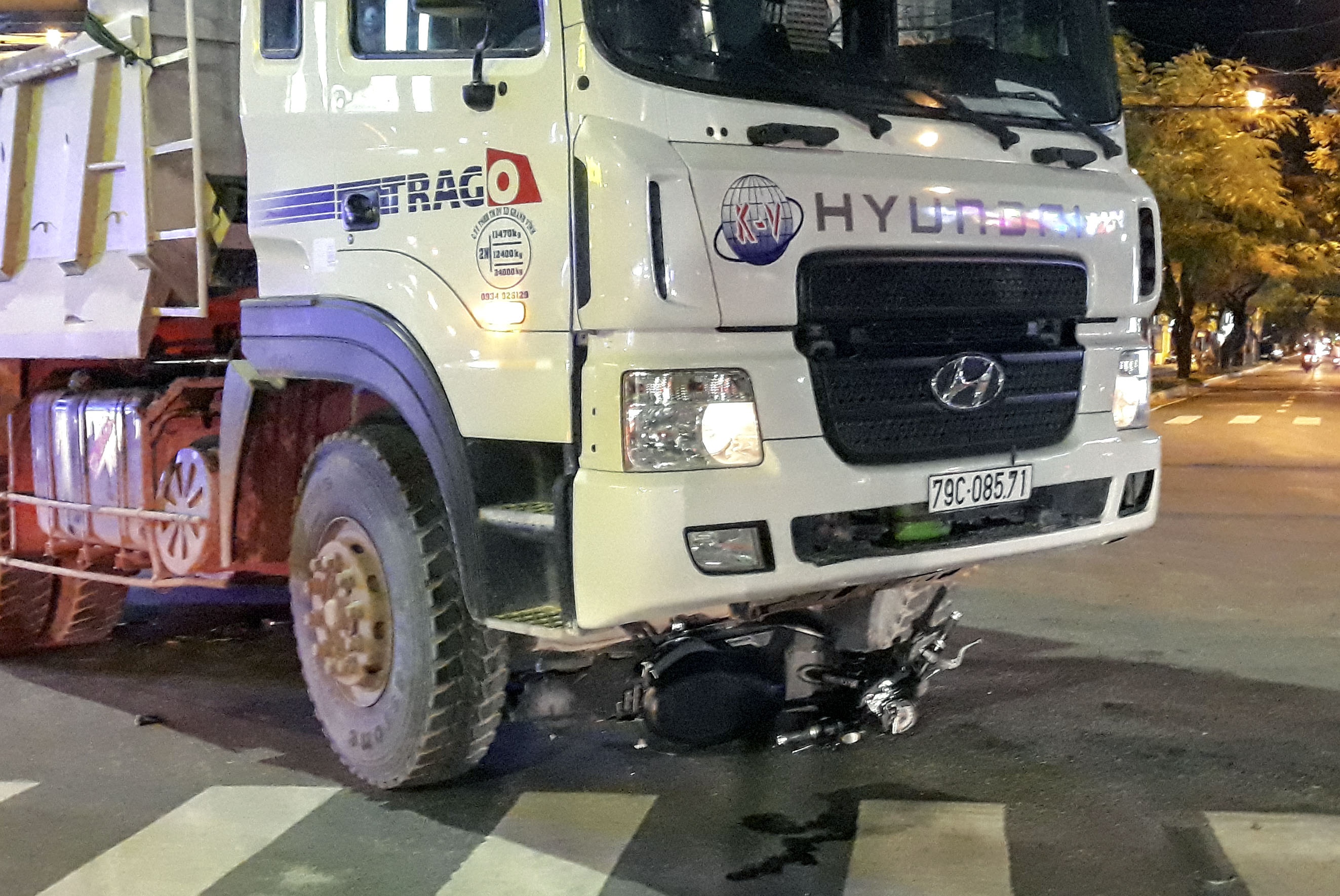 Xe tai cuon co gai chay xe dap dien vao gam, keo le hon 5 m hinh anh