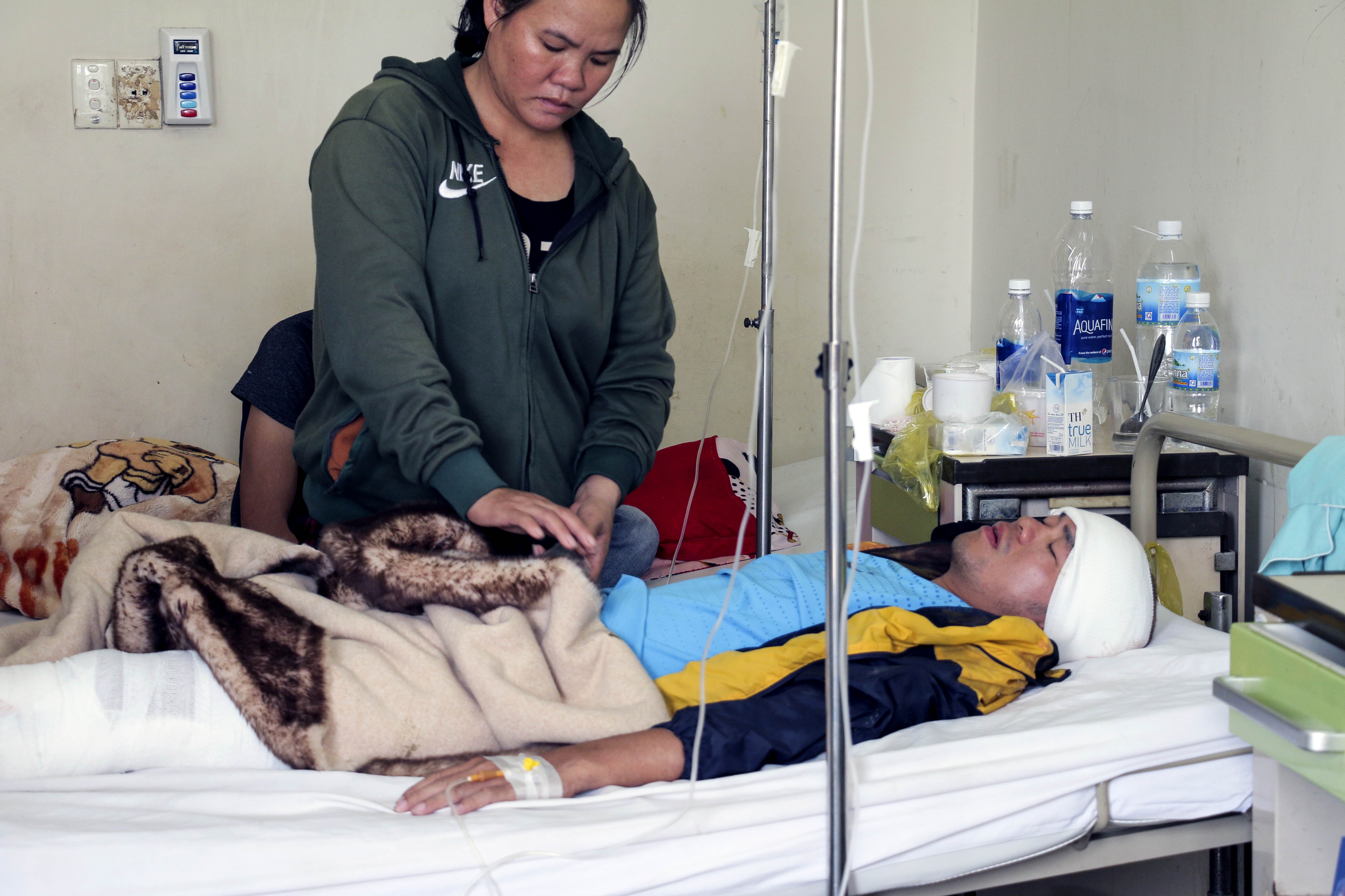 Lat xe khach trong dem, 14 nguoi nhap vien hinh anh