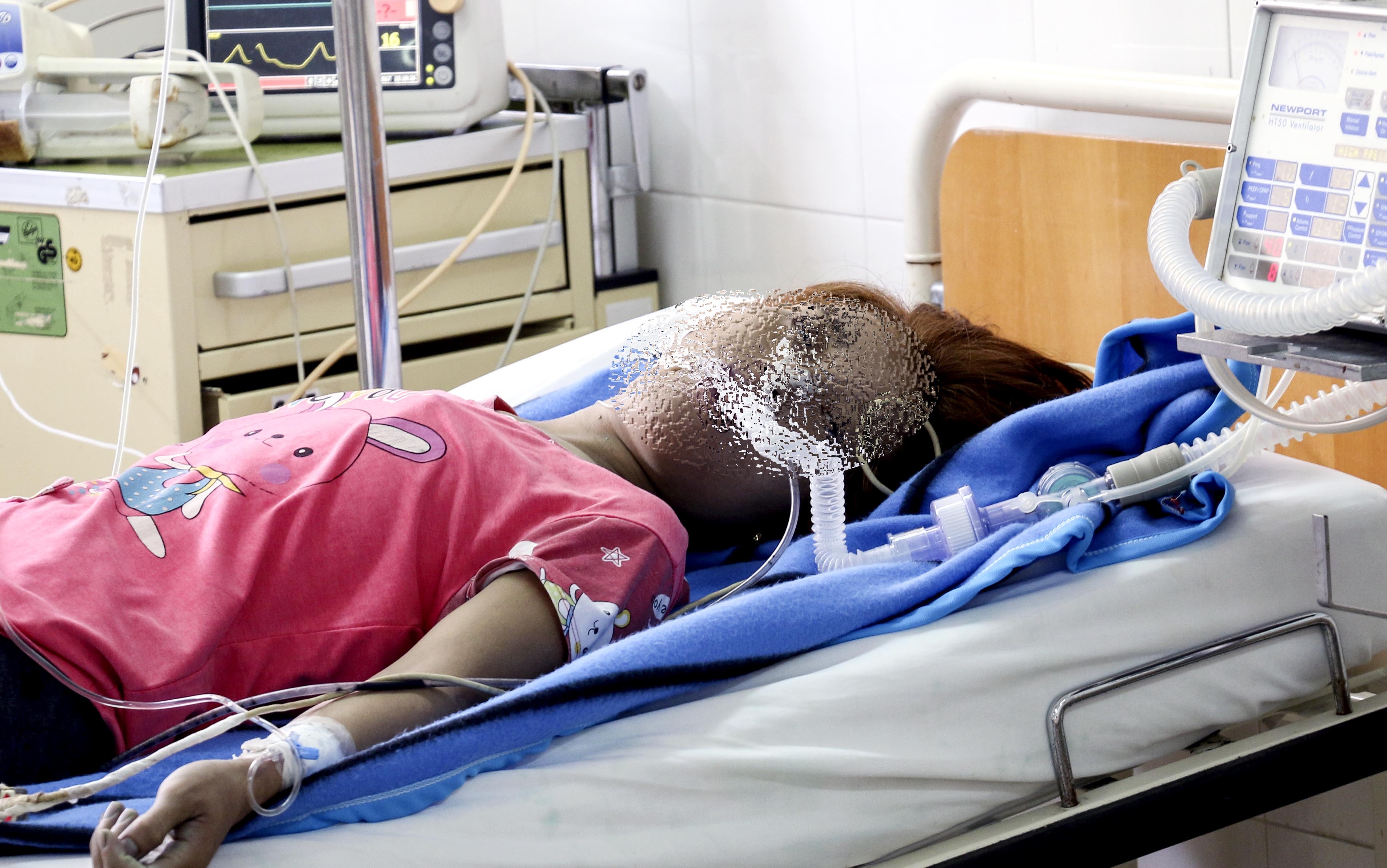 Me cung con gai 17 thang tuoi uong thuoc diet co hinh anh