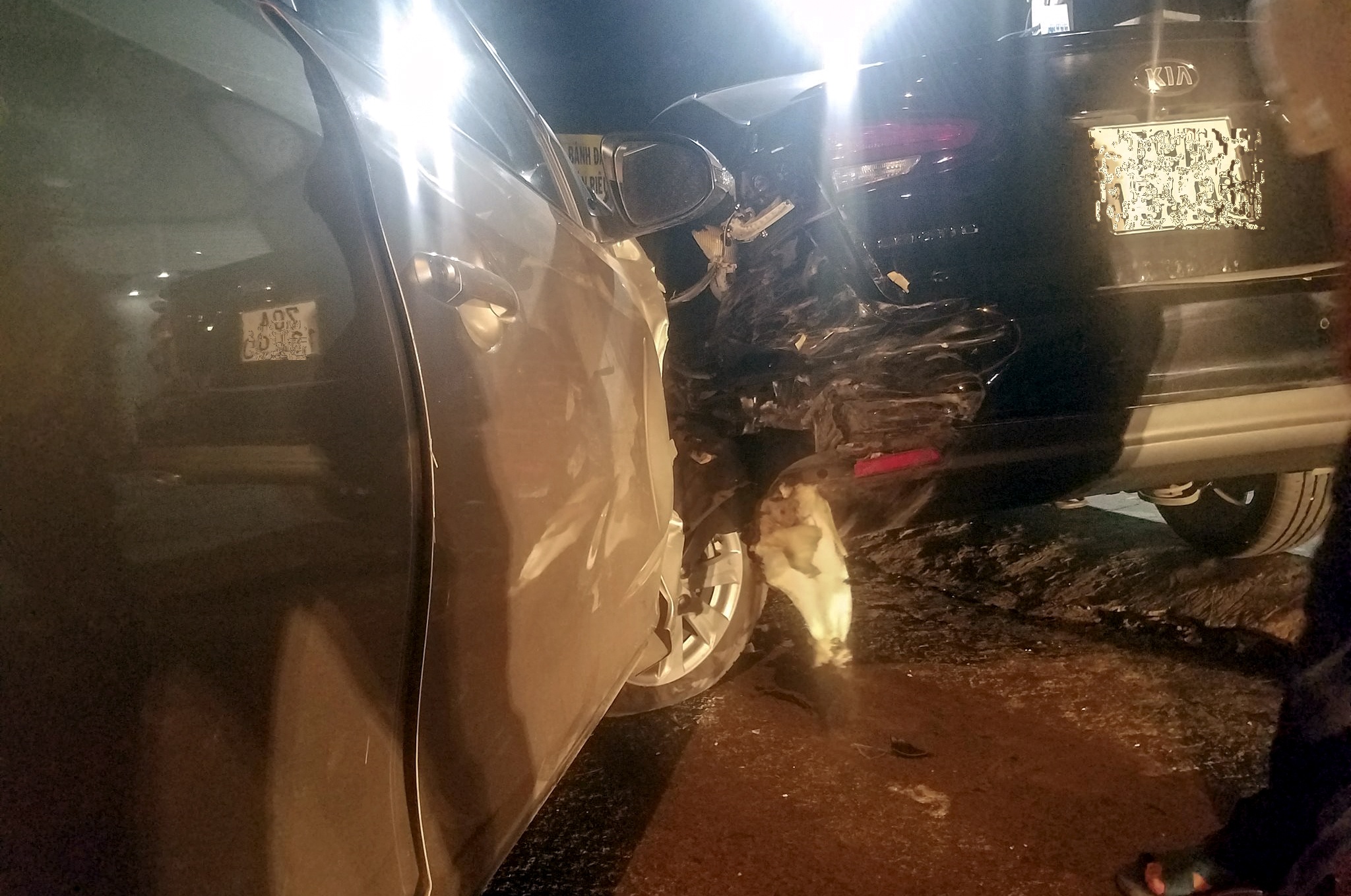 Can canh hai xe 4 cho dinh chat nhau sau tai nan. hinh anh