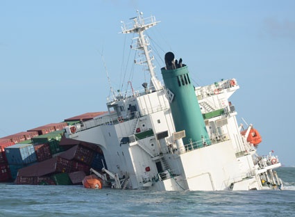 Cuu 10 thuyen vien tren tau 2.000 tan bi chim tren bien hinh anh