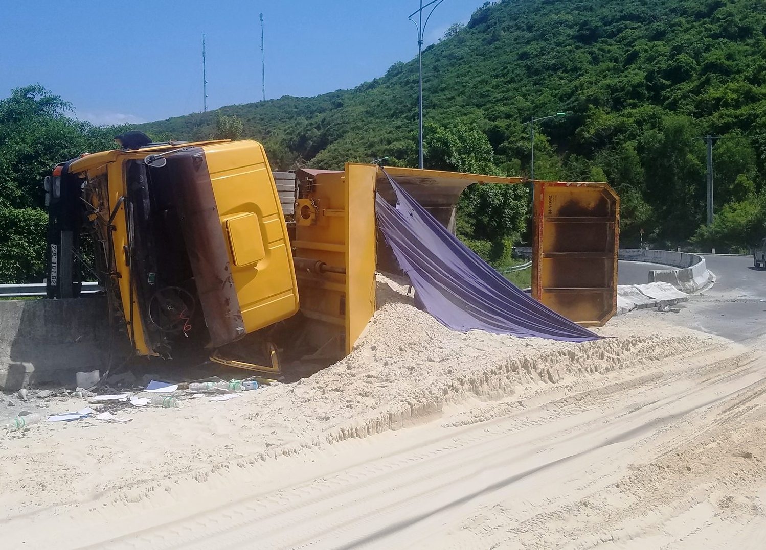 Xe tai tong sap dai phan cach, hang chuc khoi cat tran ra dai lo hinh anh