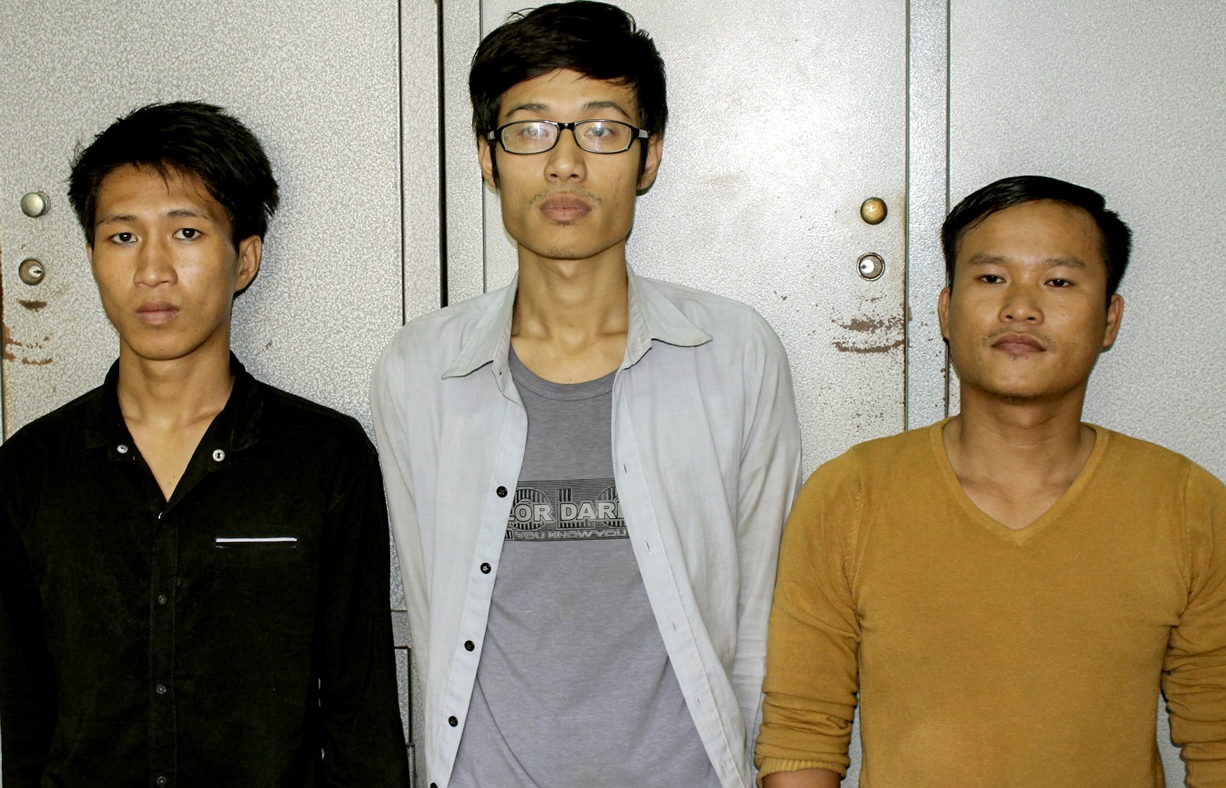 Bat 3 thanh nien thue xe may di cam co de mua ma tuy hinh anh