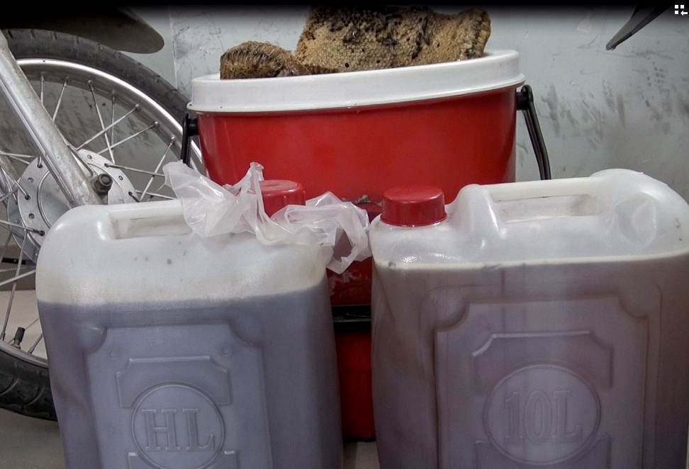 Nam thanh nien khai nhan dung duong nau thanh mat ong. hinh anh