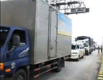 Tai xe tra tien le qua tram BOT gay ket xe 2 km hinh anh