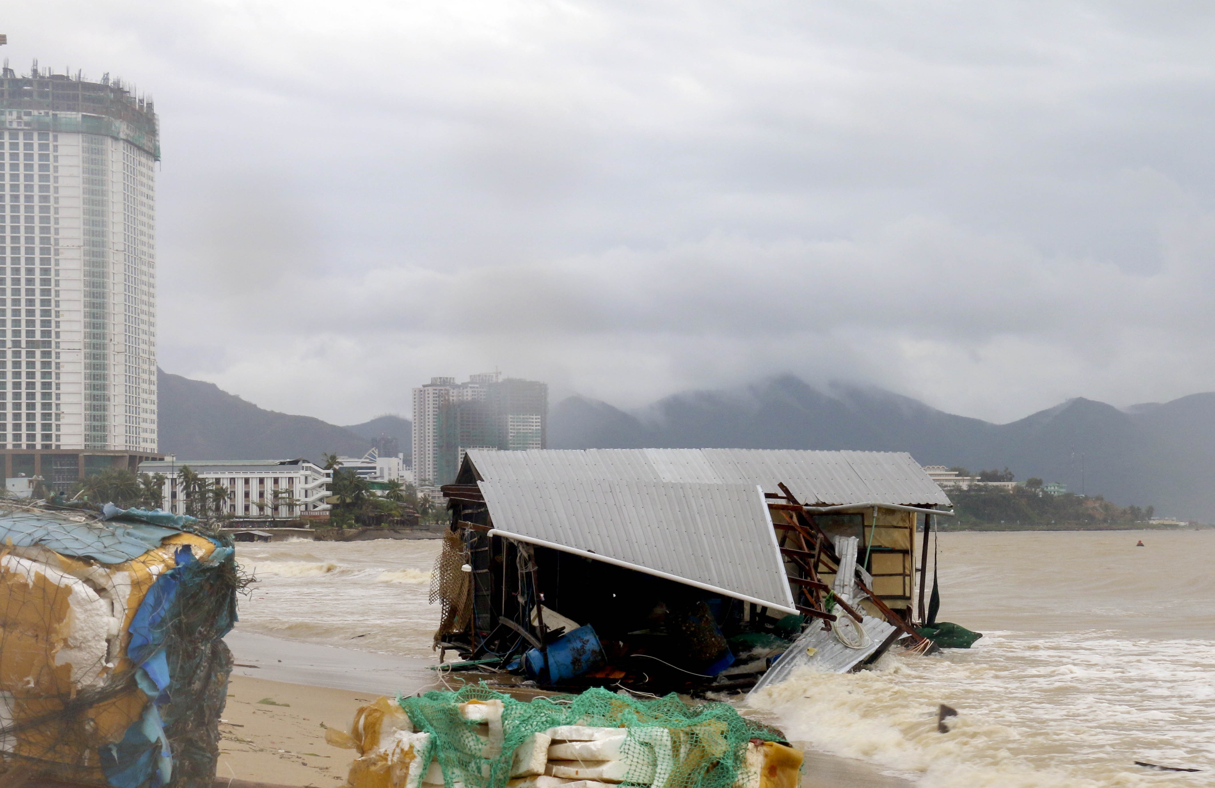Nhung can nha noi bi bao so 12 hat tung len bai bien Nha Trang hinh anh