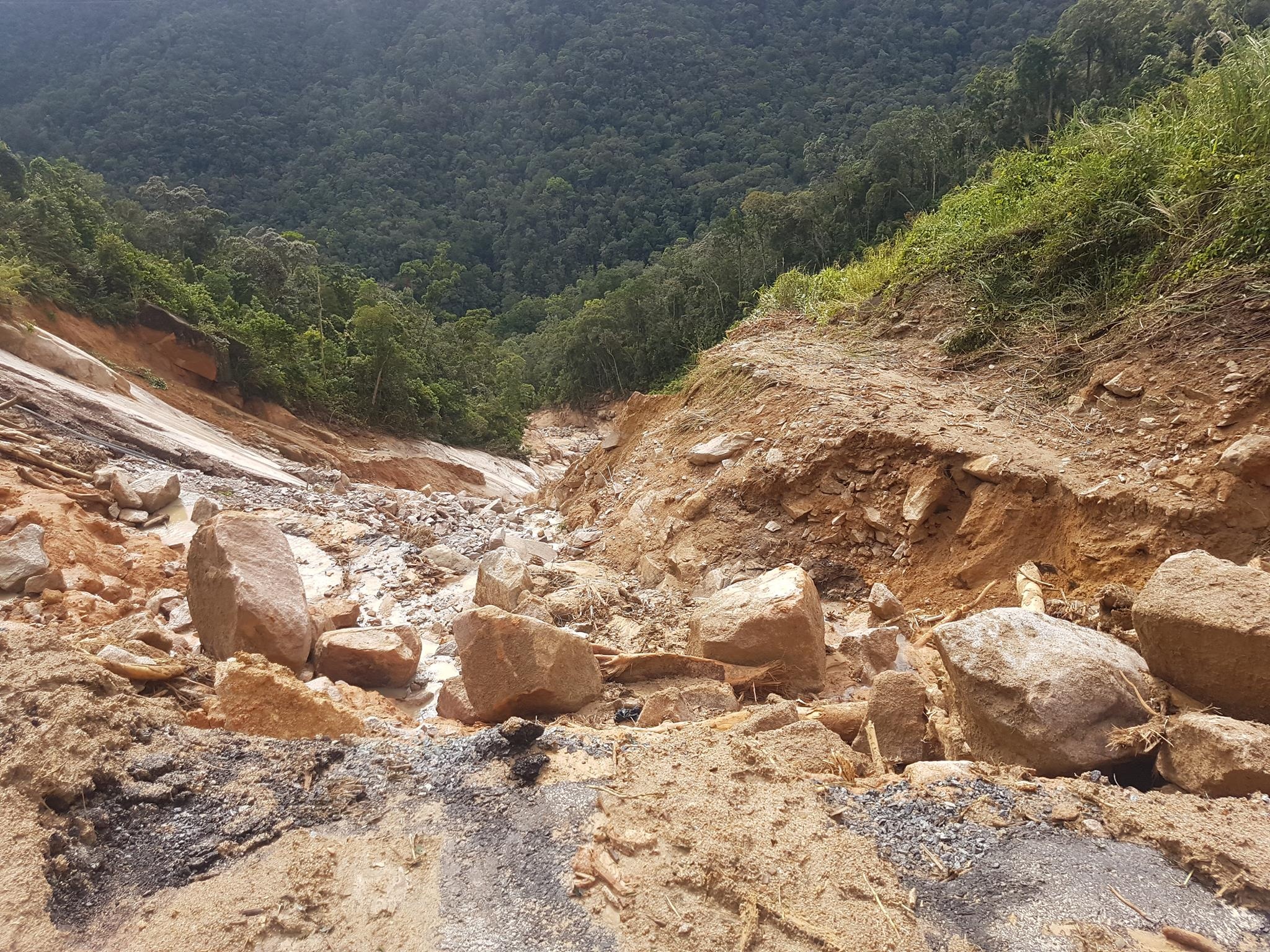 Sat lo kinh hoang duong Nha Trang - Da Lat, giao thong tac nghen hinh anh