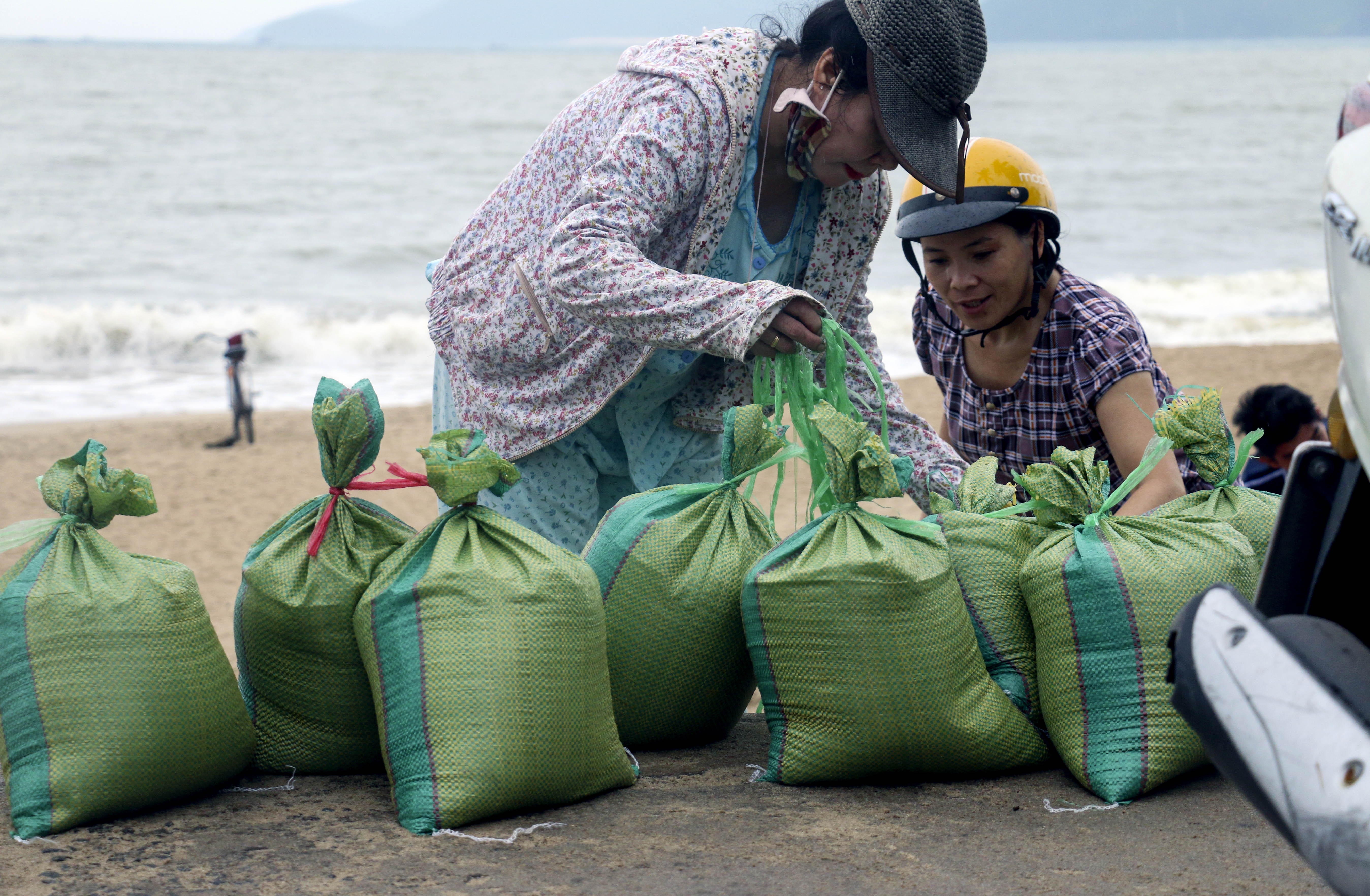 Canh hiem co o Nha Trang: Dan do ra bien lay cat gia co nha truoc bao hinh anh
