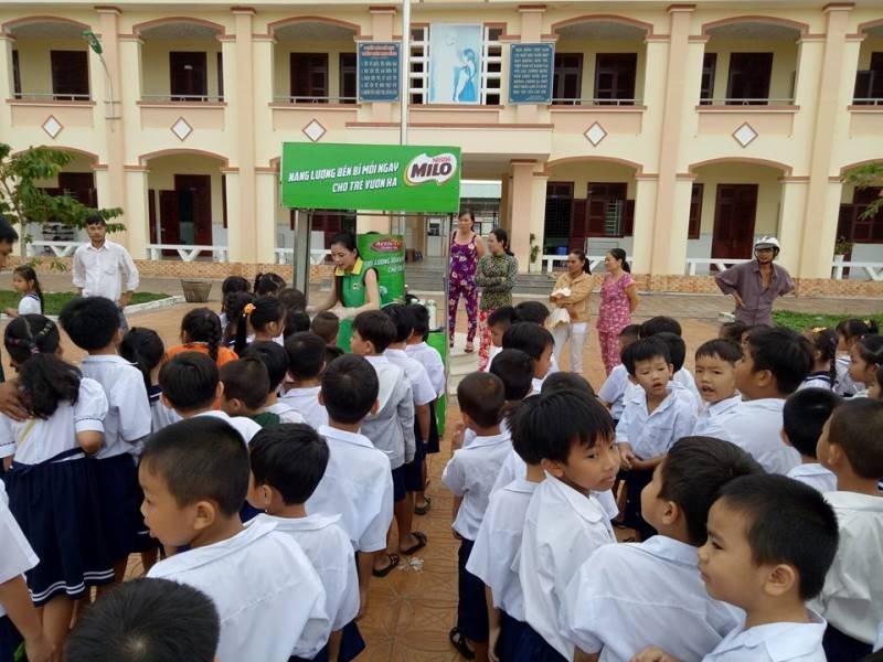 Ngung cho tre mam non, tieu hoc Khanh Hoa uong sua do Nestle cung cap hinh anh