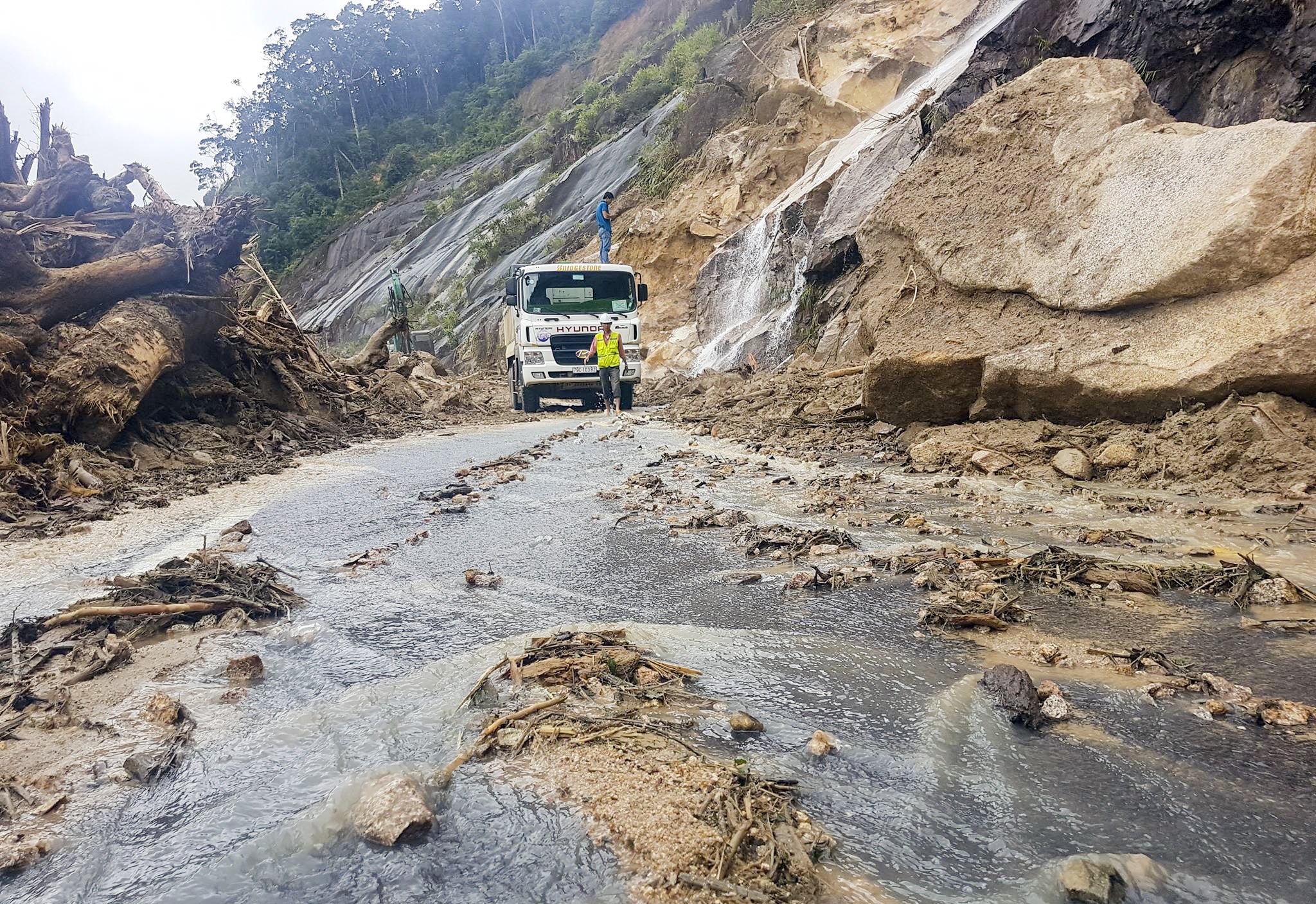 Doi nam nu 9X bi nuoc cuon troi tren deo Khanh Le hinh anh
