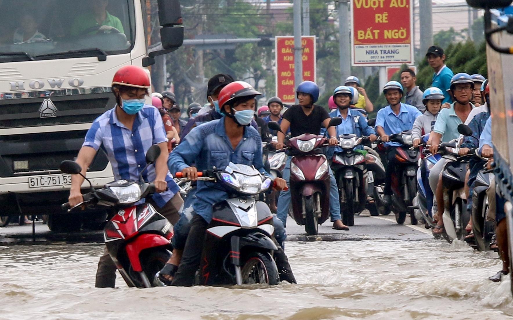 Mua lon 2 ngay, Nha Trang pho bien thanh song hinh anh