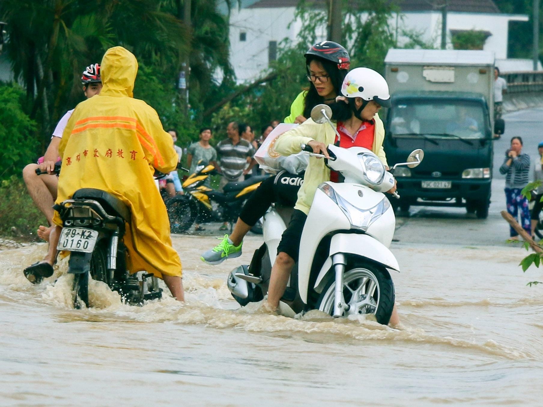 Nha Trang ngap nang, giao thong hon loan sau mua lon hinh anh