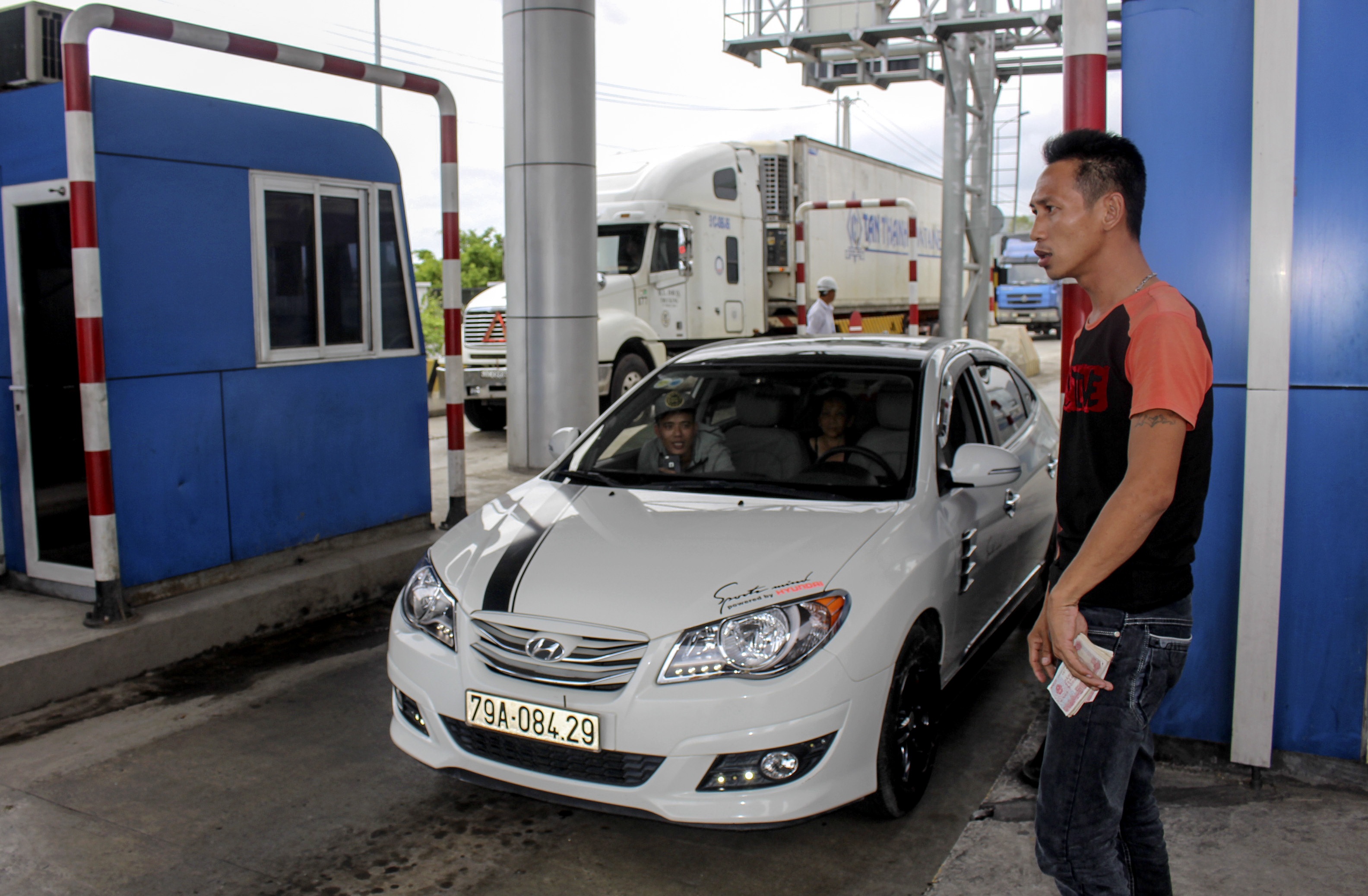 Sau BOT Cai Lay, tai xe tiep tuc tra tien le qua tram BOT Ninh An hinh anh