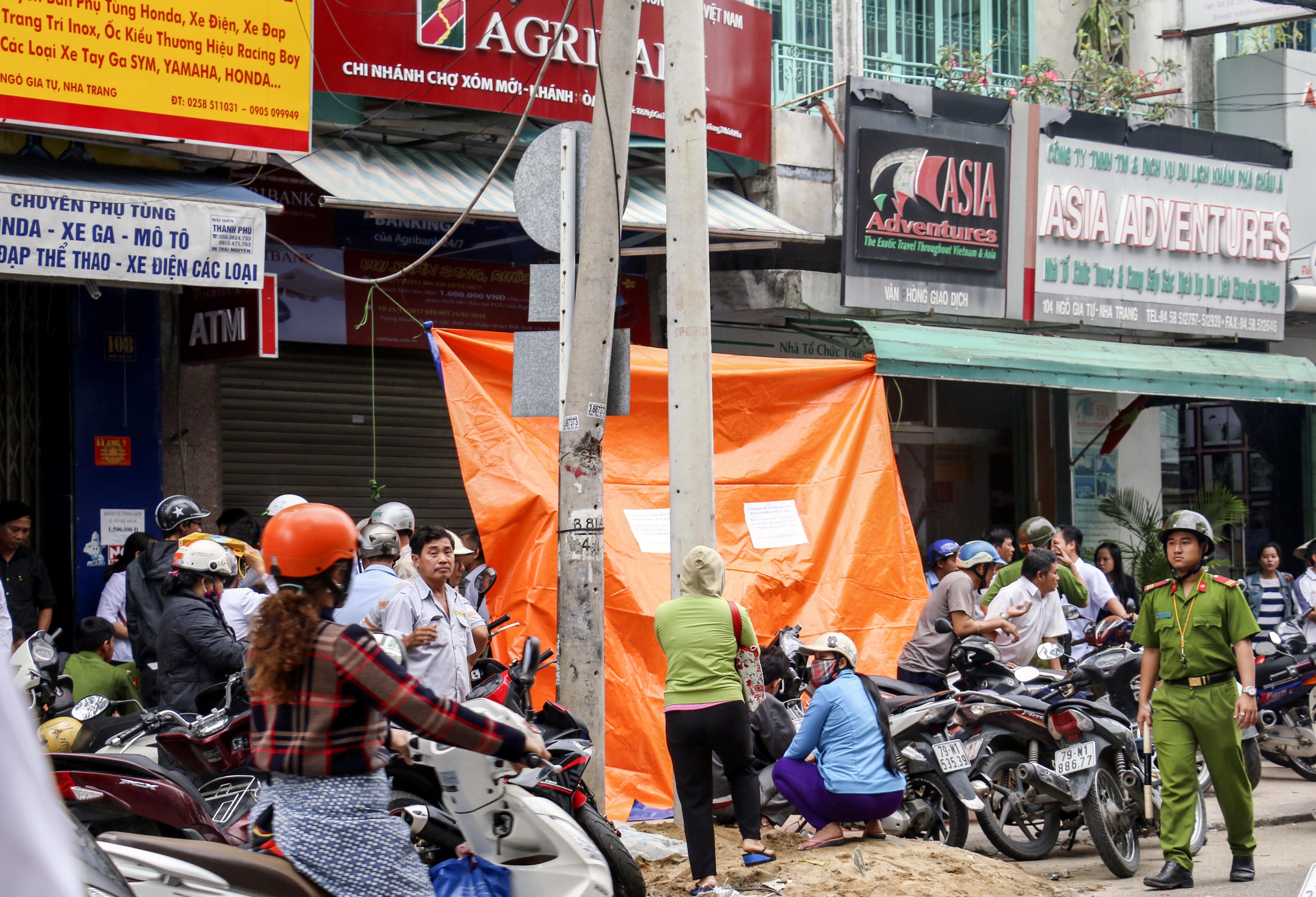 Mot bao ve ngan hang chet tai noi lam viec hinh anh