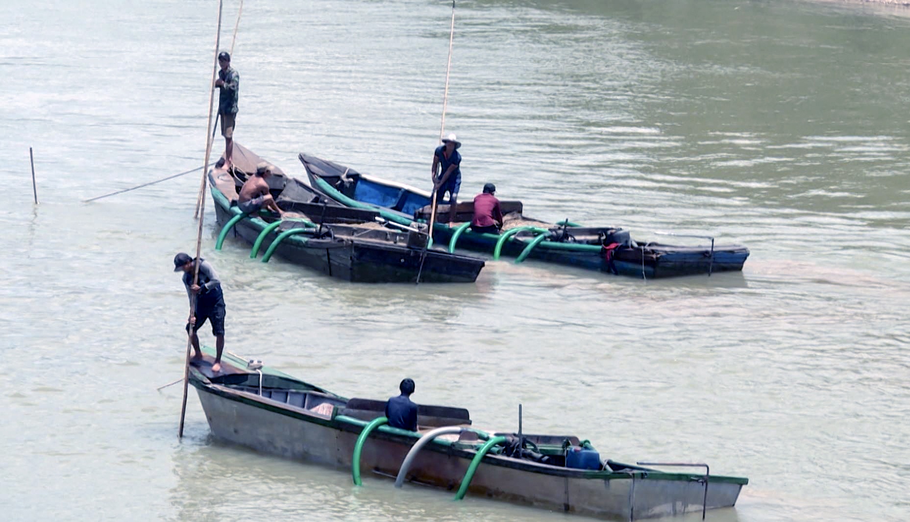 Khoi to, bat giam giam doc cong ty khai thac cat trai phep hinh anh