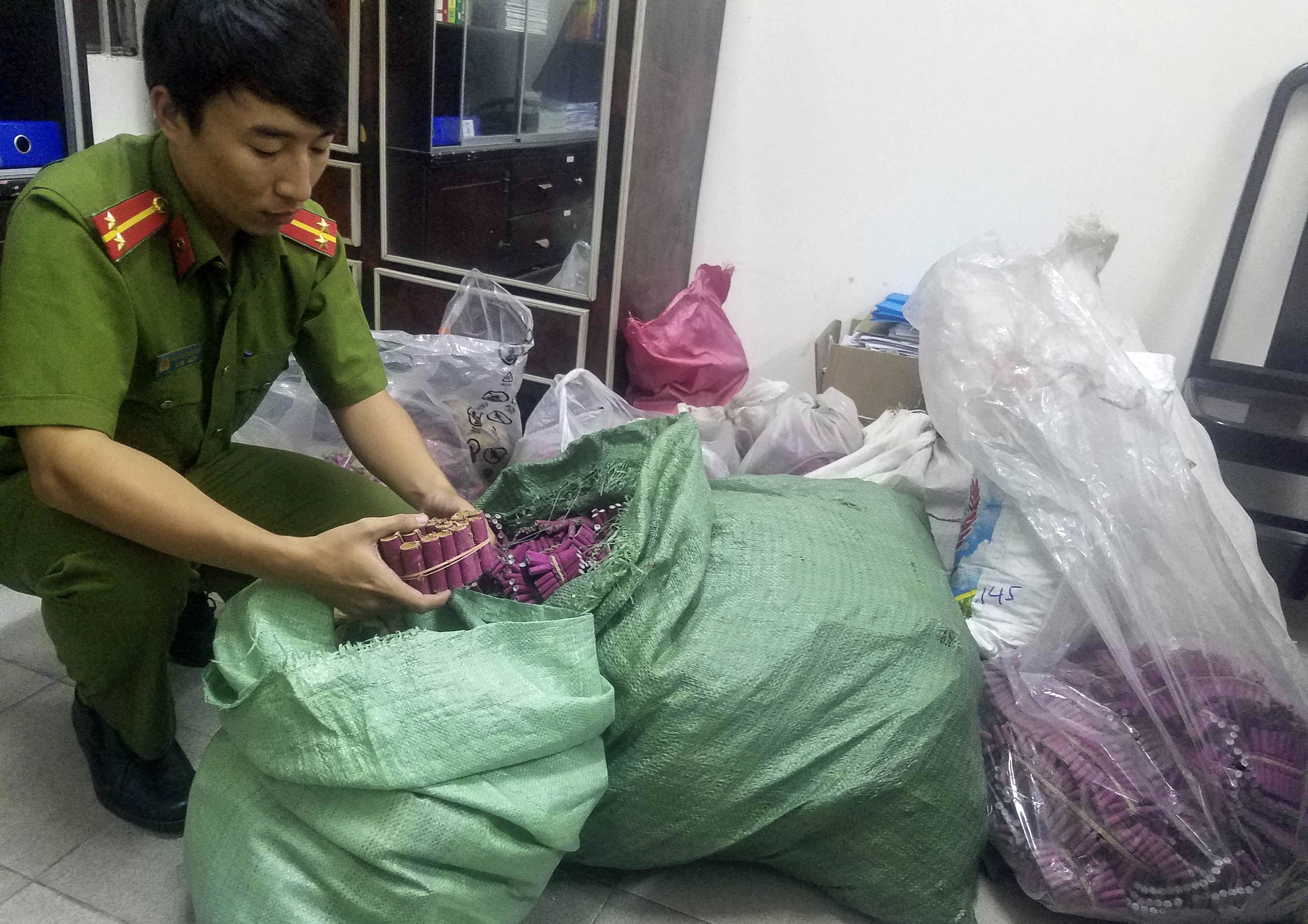 Tàng trữ pháo lậu ảnh 1 Tang tru phao lau anh 1