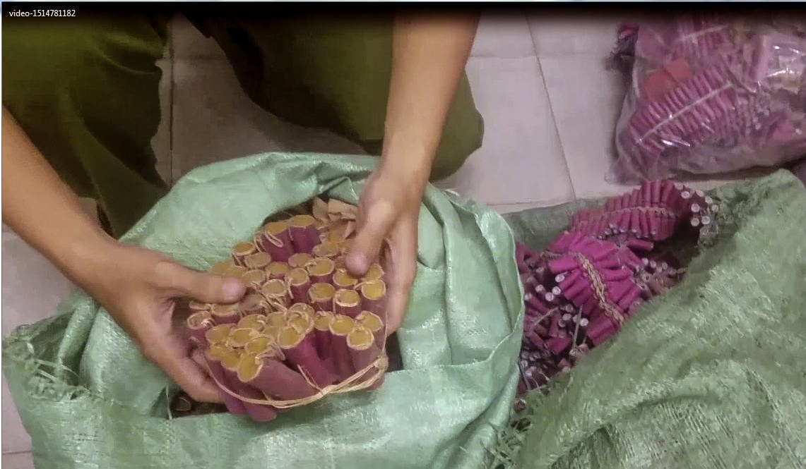 Can canh hon 130 kg phao duoc thu giu hinh anh