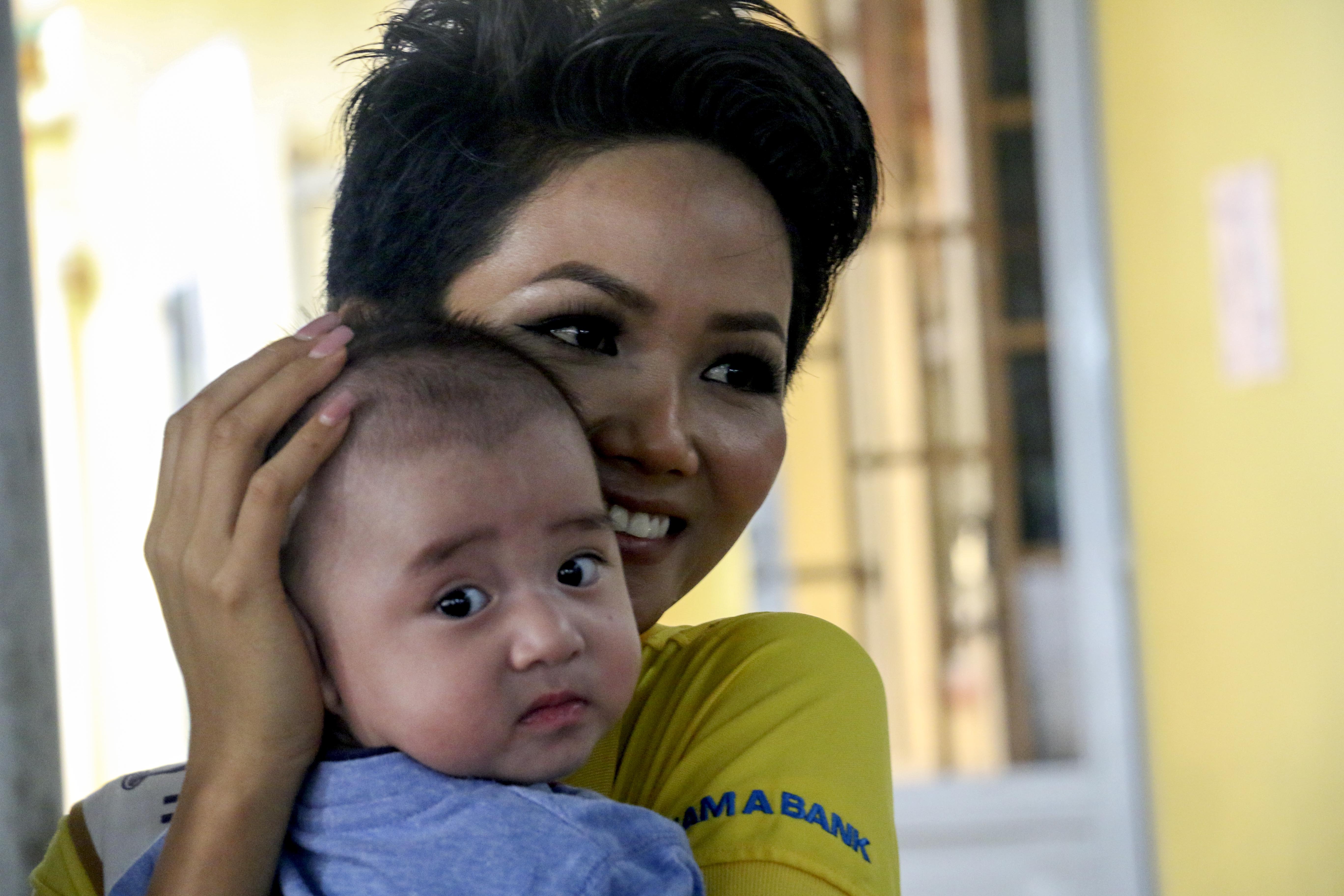 Tan Hoa hau Hoan vu VN sau dang quang: Tu hao la nguoi dan toc E De hinh anh