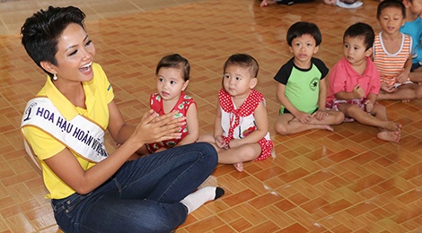 Tre em mo coi vay quanh tan Hoa hau Hoan vu H'Hen Nie hinh anh