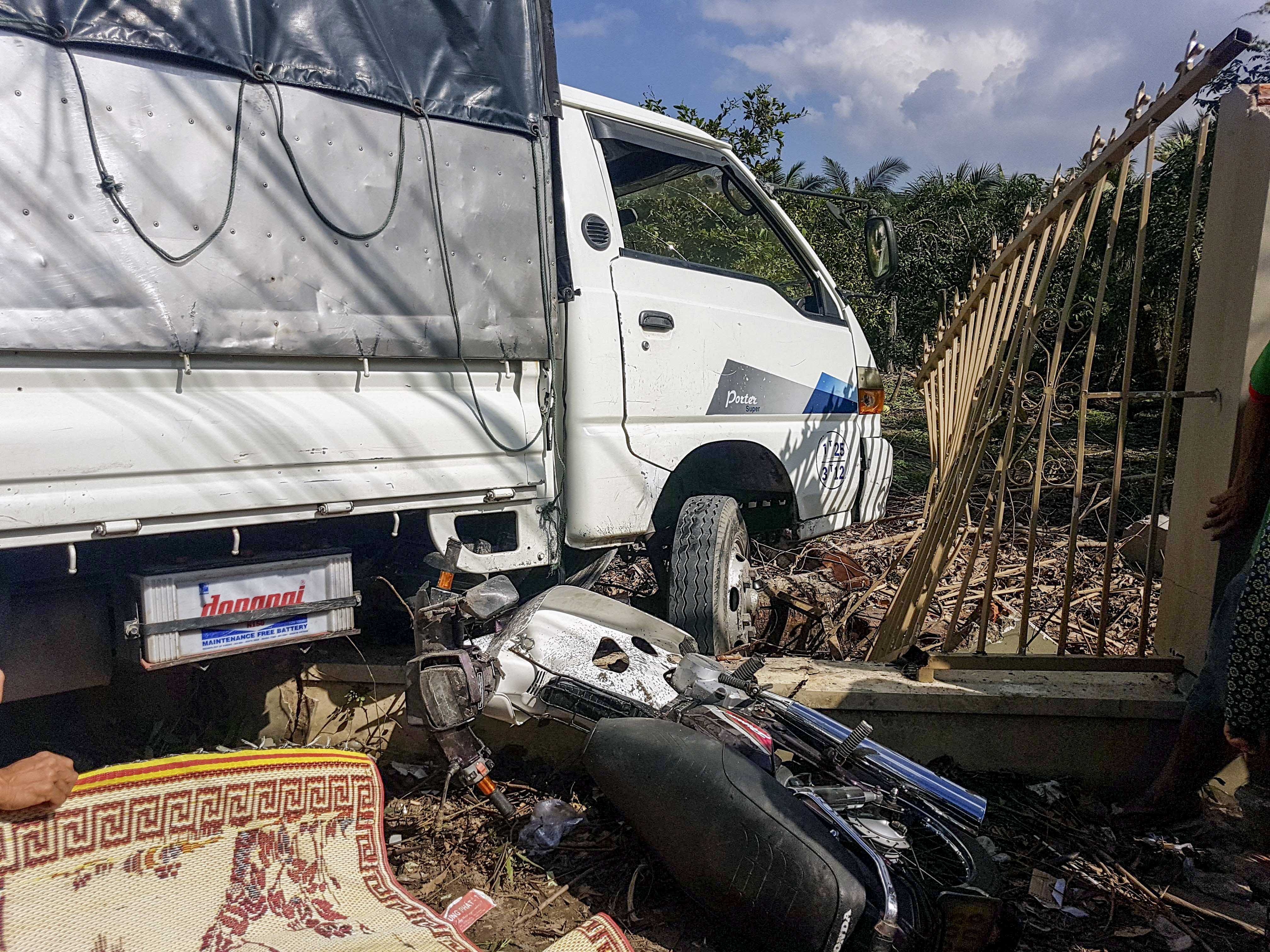 Cu ong 70 tuoi tu vong sau va cham voi xe tai hinh anh