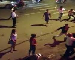 Bat nhom thanh nien hon chien tai quan karaoke khien 2 nguoi nhap vien hinh anh