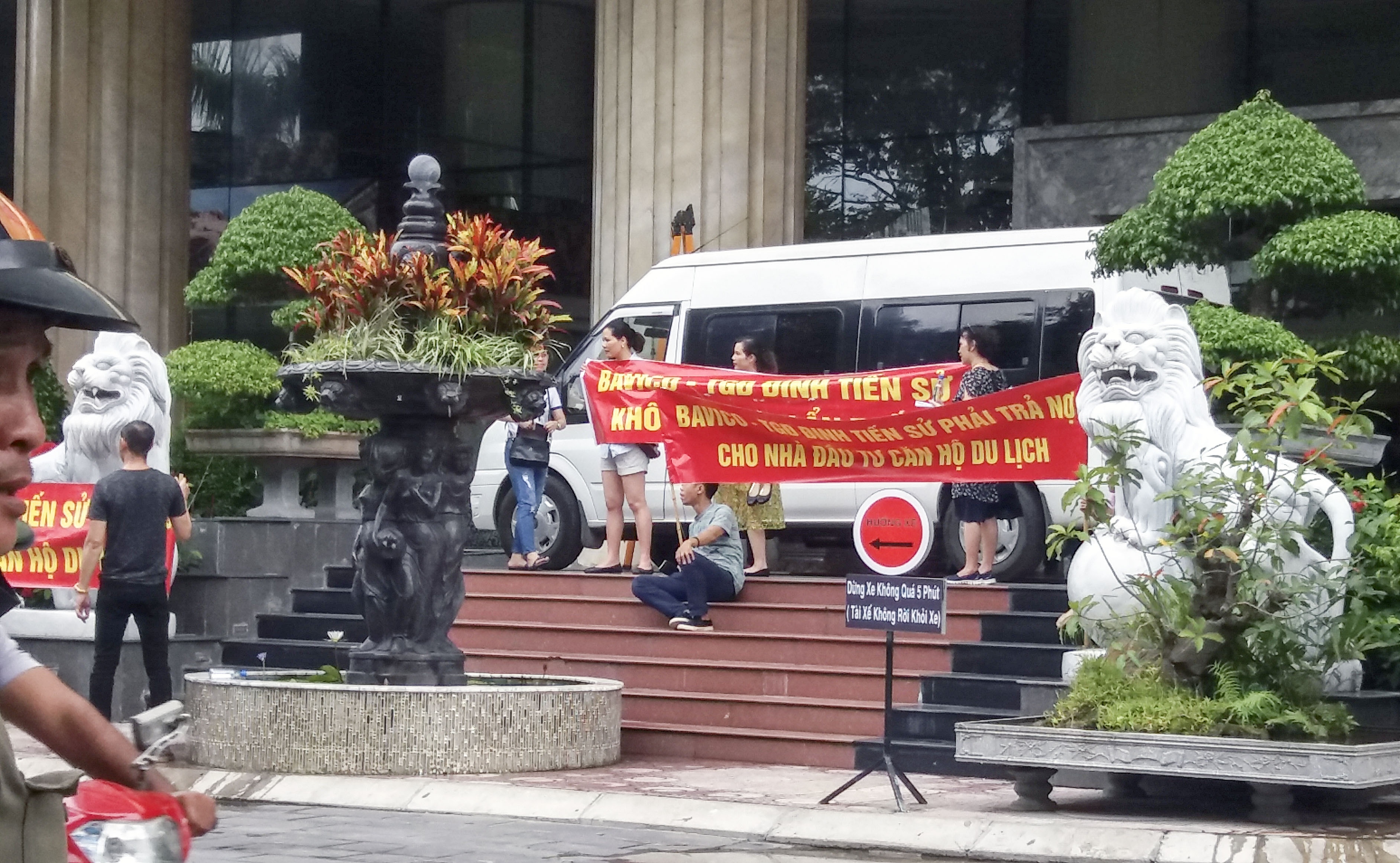 Nhieu nguoi keu cuu sau khi ong chu Bavico bi khoi to vi chua mai dam hinh anh