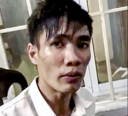 Nam thanh nien ngao da tuong bi truy sat, leo len tran nha co thu hinh anh