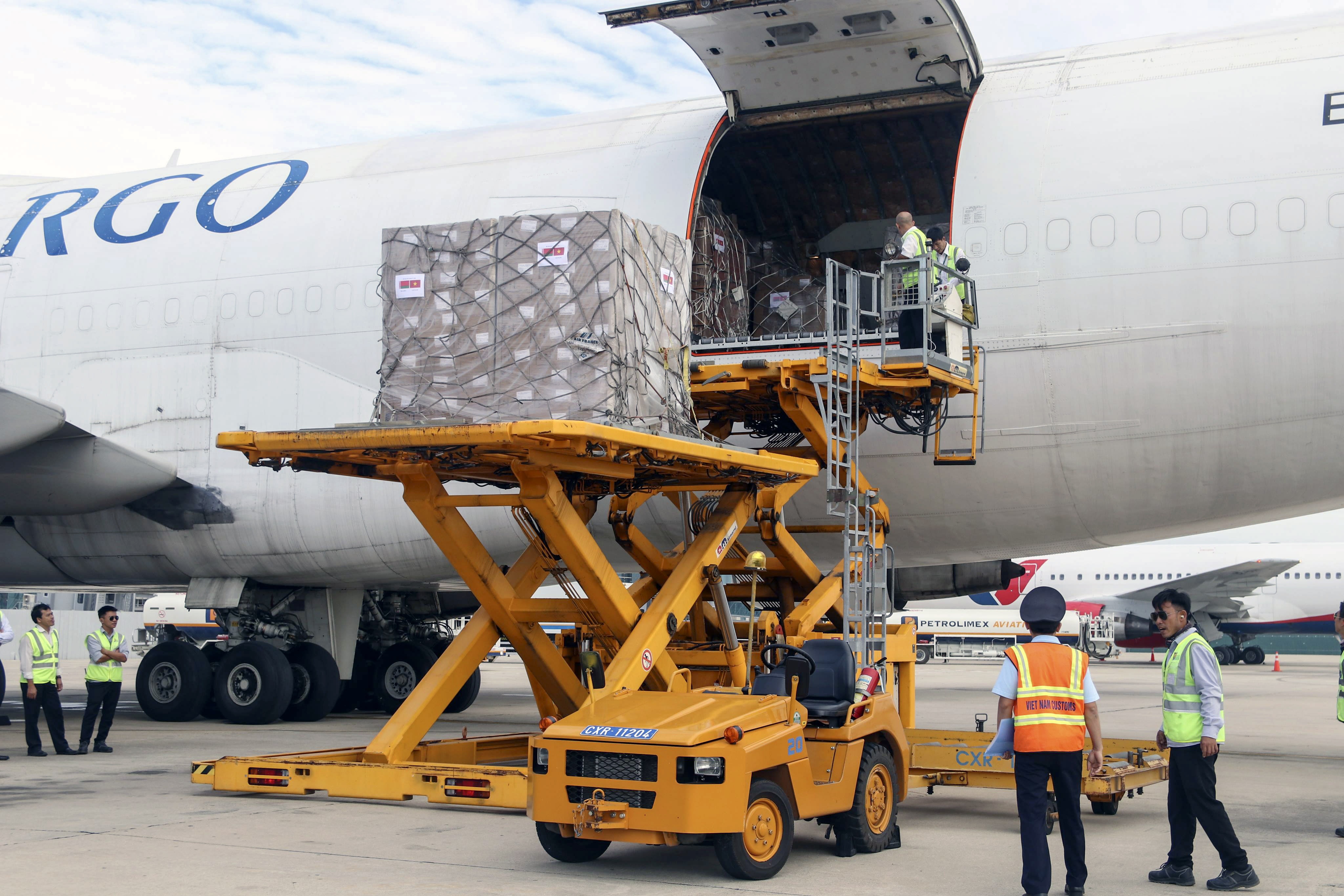 Hàng viện trợ người dân thiệt hại bão số 12 ảnh 1 Hang vien tro nguoi dan thiet hai bao so 12 anh 1