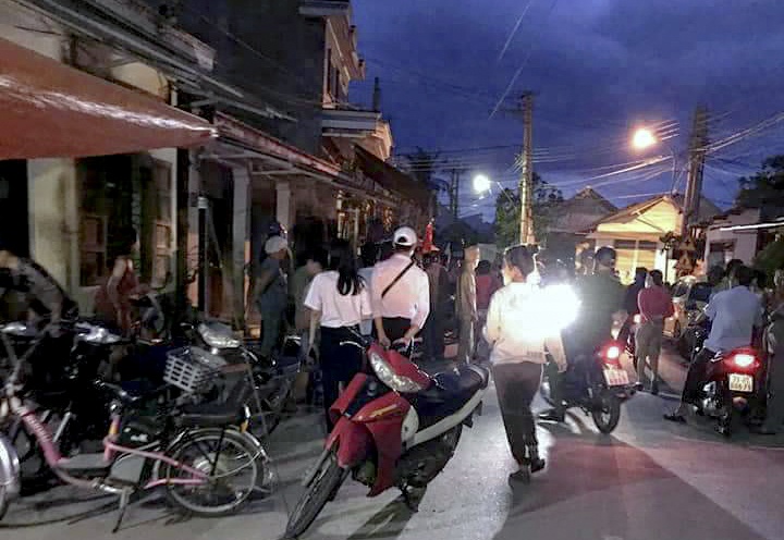 Mot nguoi thiet mang sau vu chay nha hinh anh