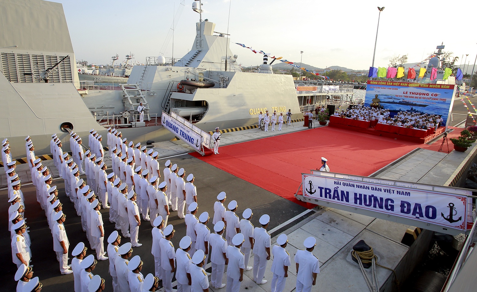 Thượng cờ tàu hộ vệ tên lửa ảnh 1 Thuong co tau ho ve ten lua anh 1