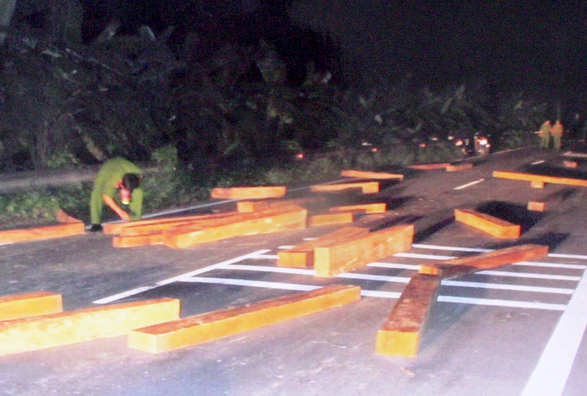 Nhom cho go lau tong xe vao canh sat truy duoi hinh anh