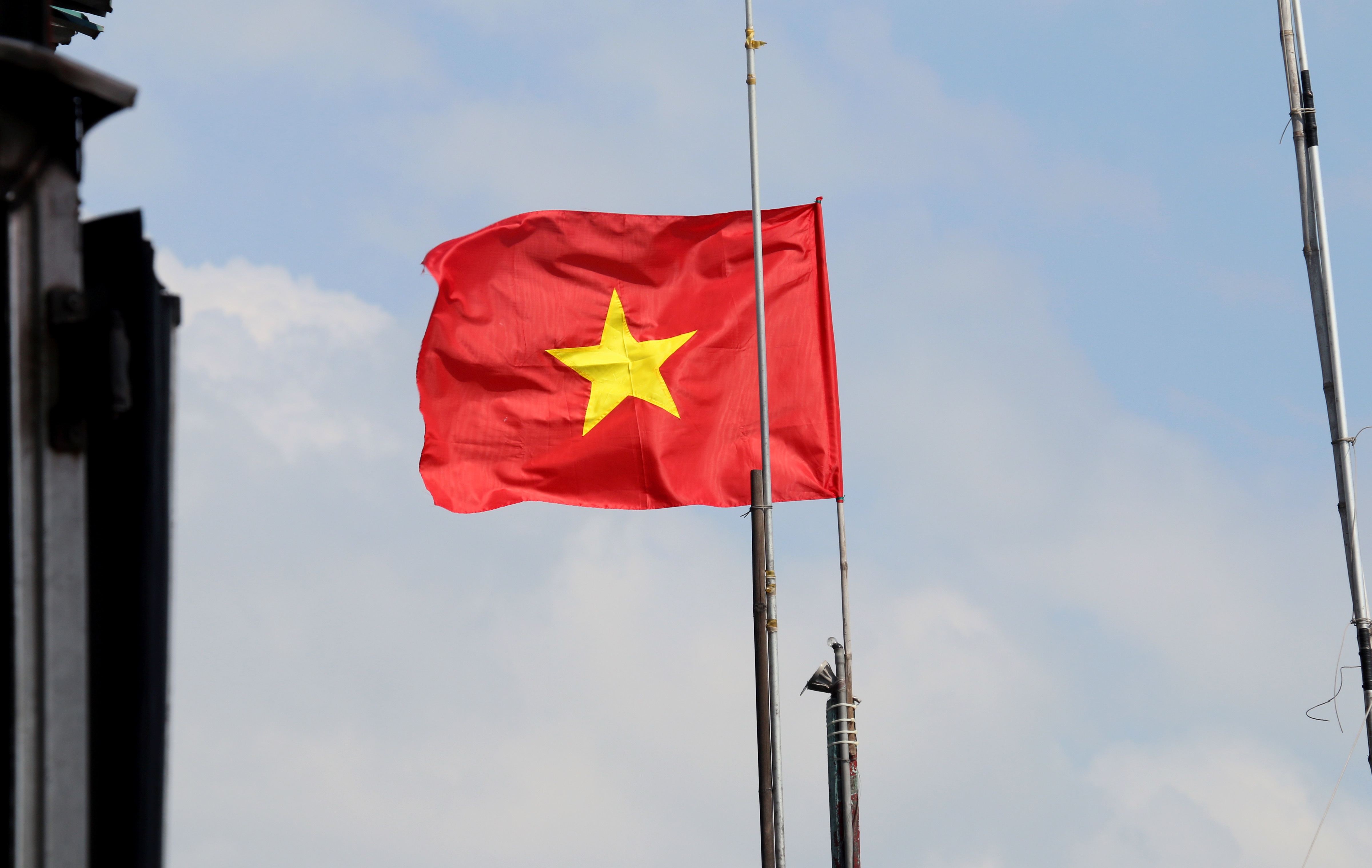 Cang ca tap nap thuyen ra vao mang loc bien hinh anh