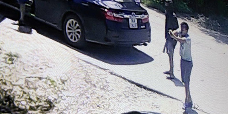 Ban nguoi vi mau thuan luc choi bau cua hinh anh