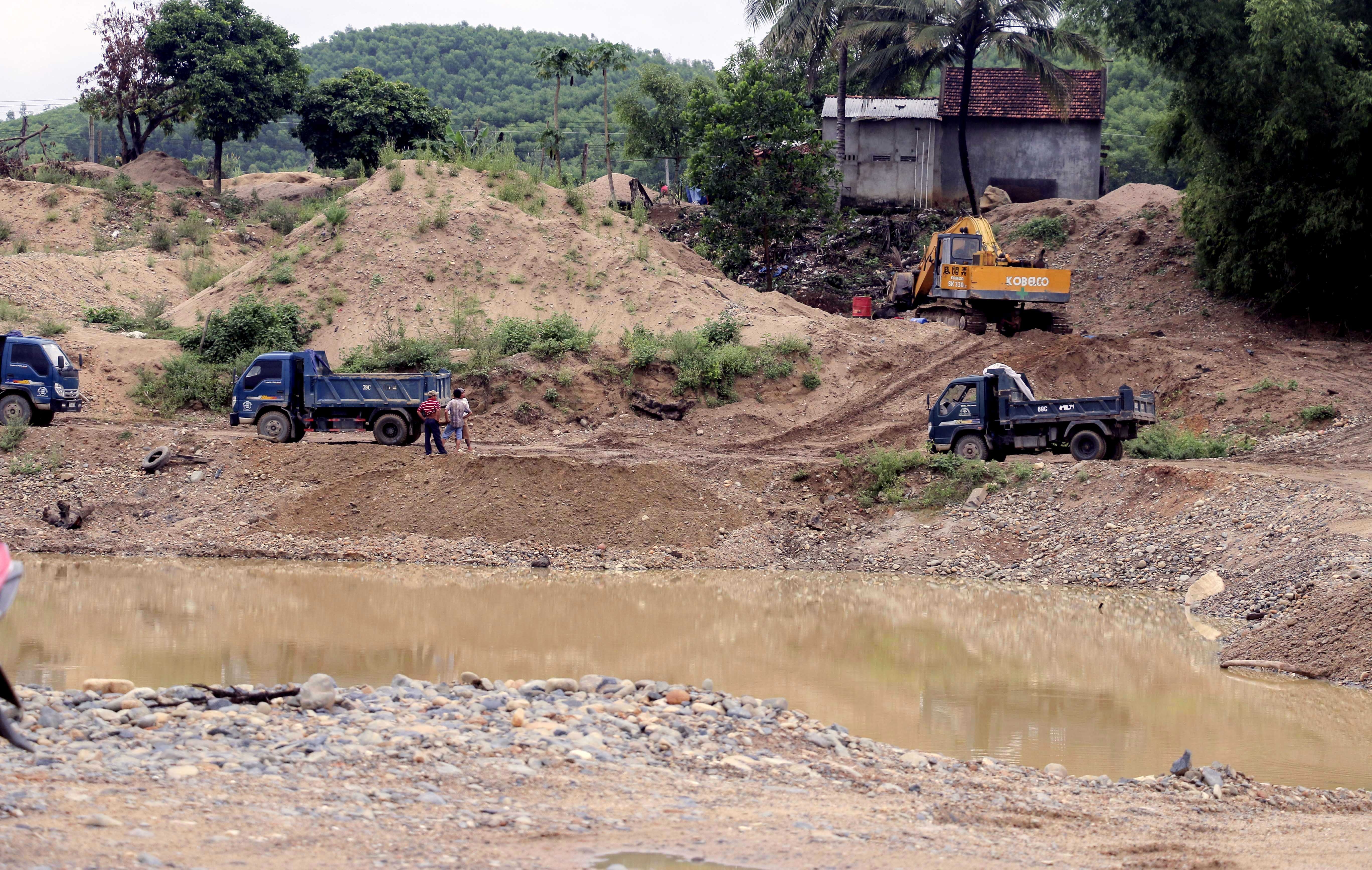 Bat them mot nu giam doc trong vu khai thac cat lau hinh anh