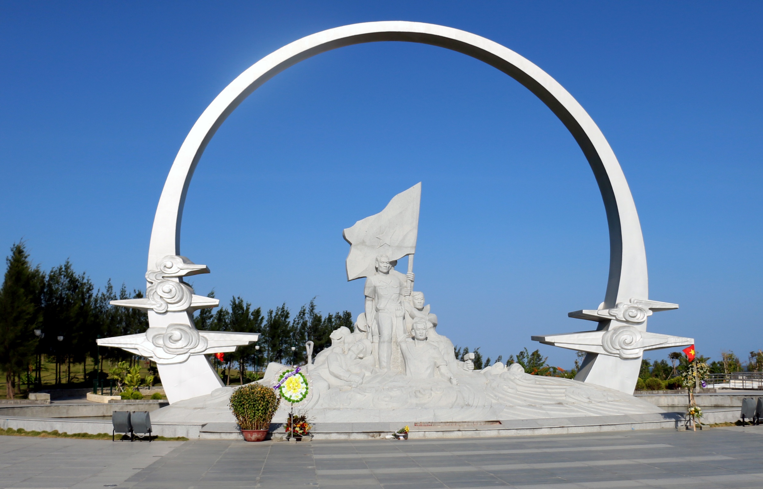 Can canh khu tuong niem 64 chien si Gac Ma hinh anh