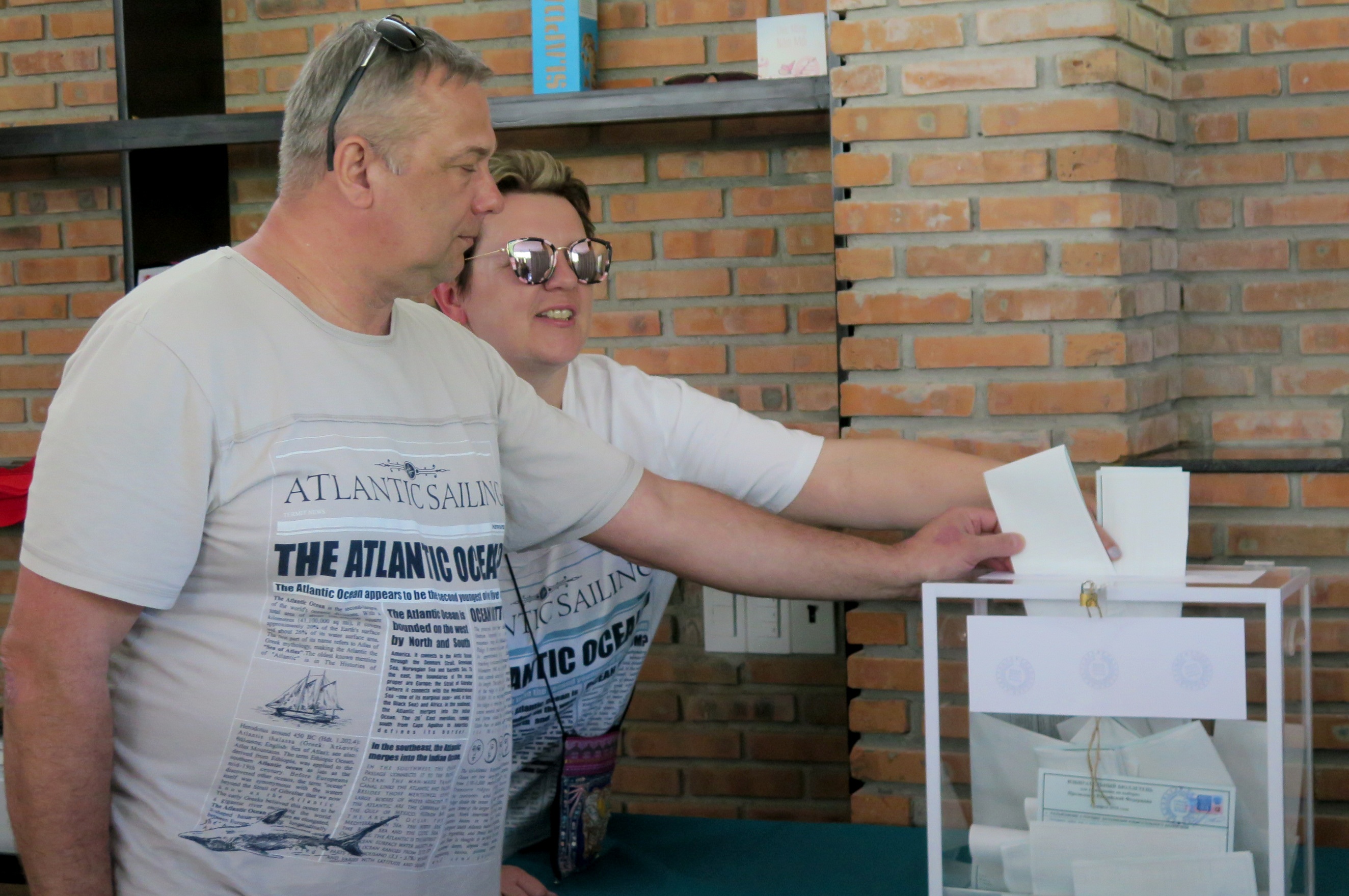 Cong dan Nga di bau cu tong thong tai Nha Trang hinh anh