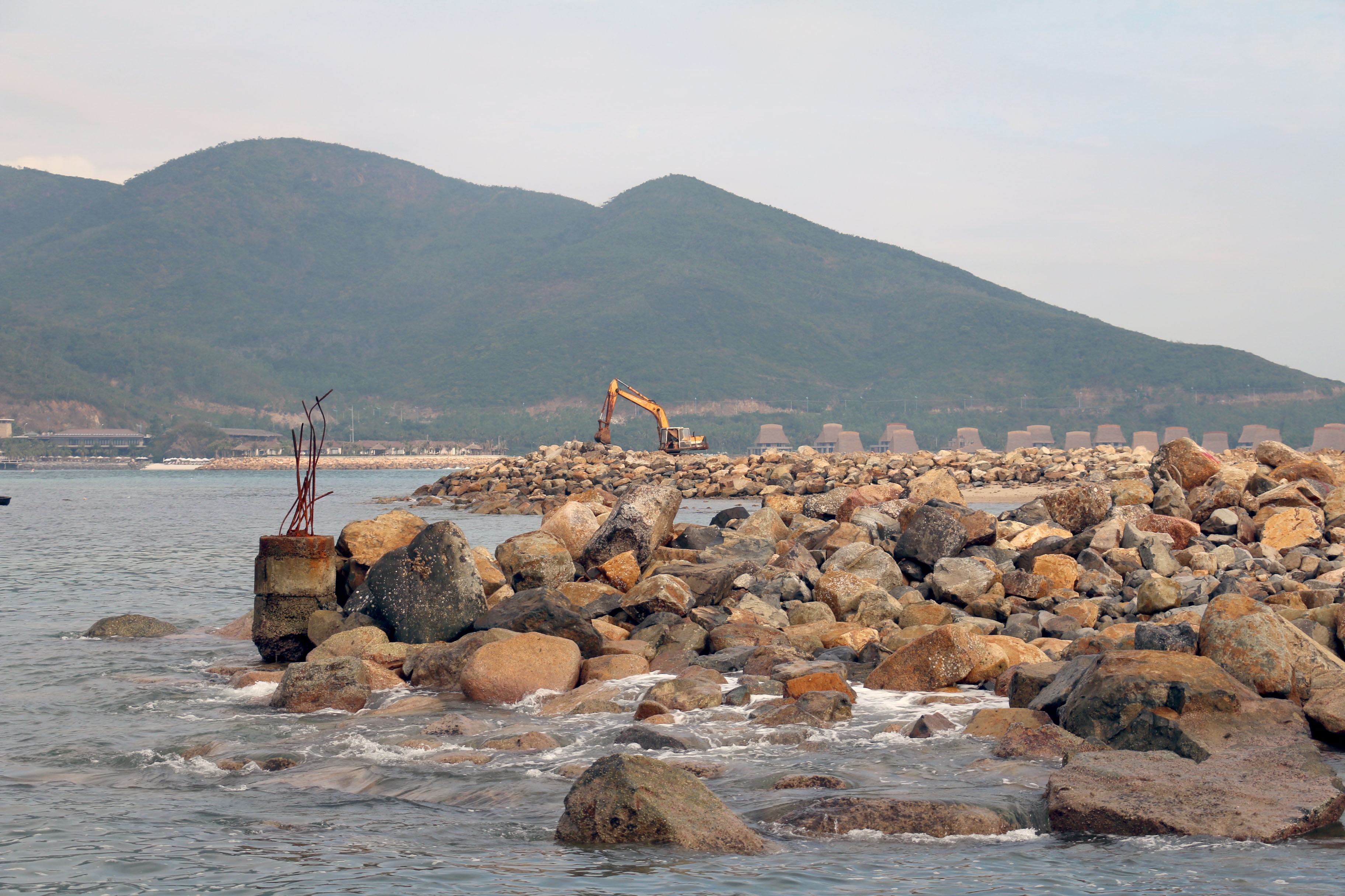 Can canh 2 du an lan hang nghin m2 vinh Nha Trang hinh anh