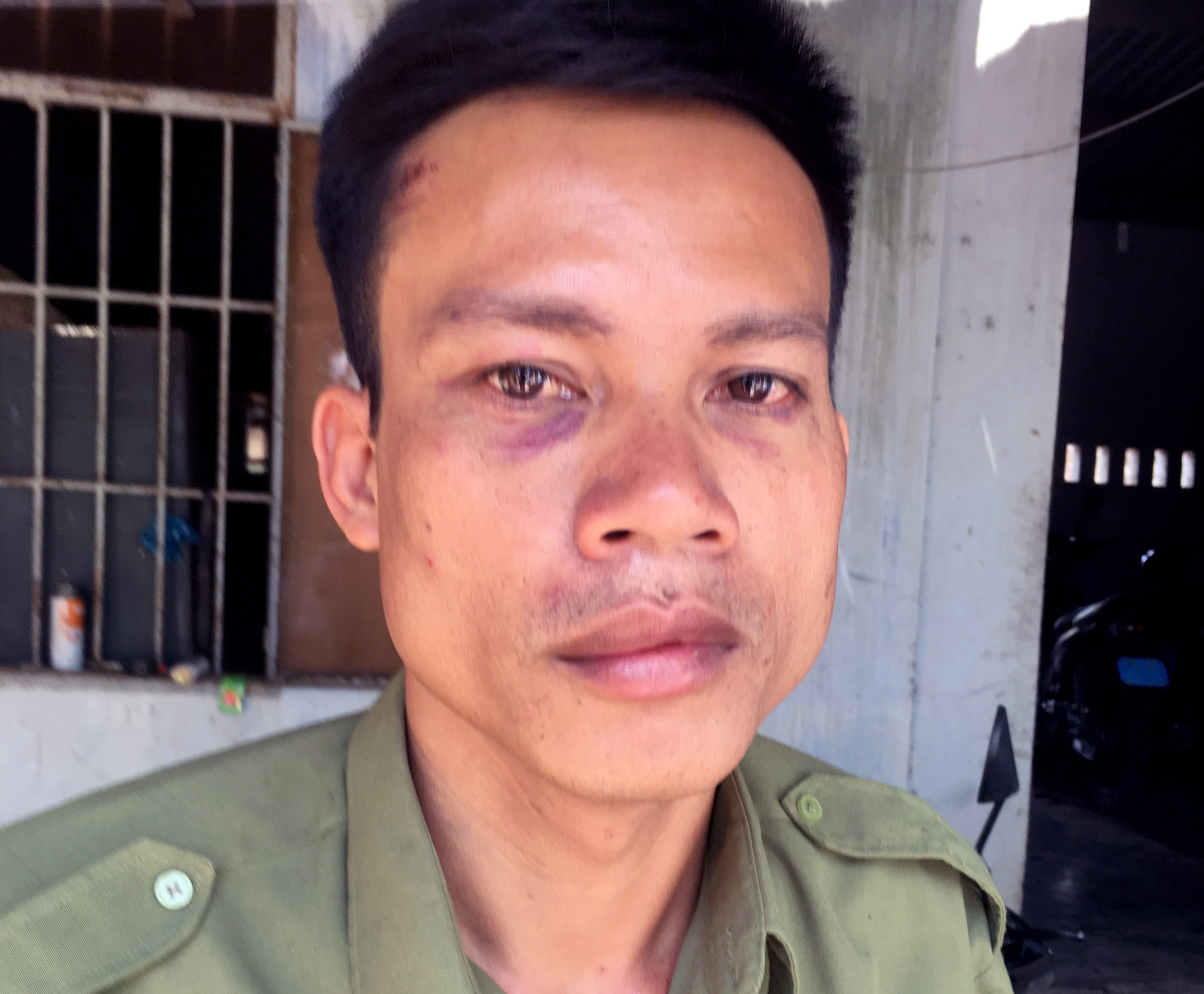 Hang chuc nguoi hanh hung kiem lam de cuop lai go hinh anh