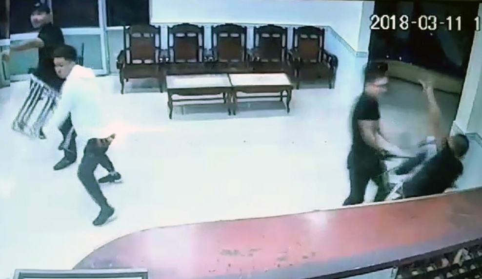 Canh hon chien o nha khach buu dien Khanh Hoa hinh anh