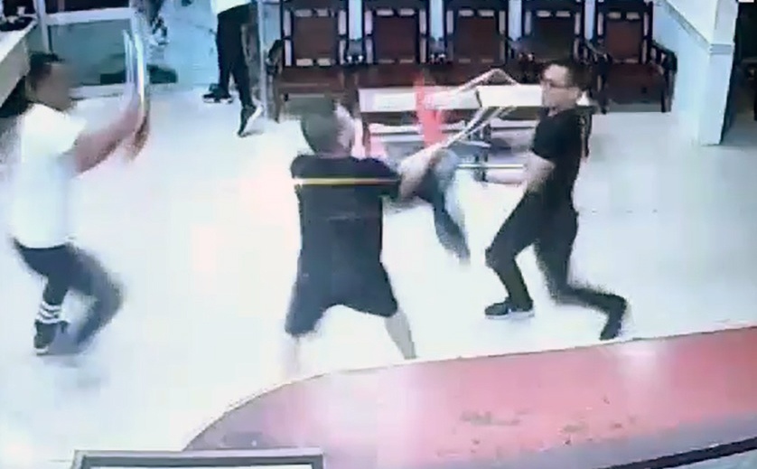 Tranh chap lam an, nguoi nuoc ngoai bi danh ngat xiu hinh anh