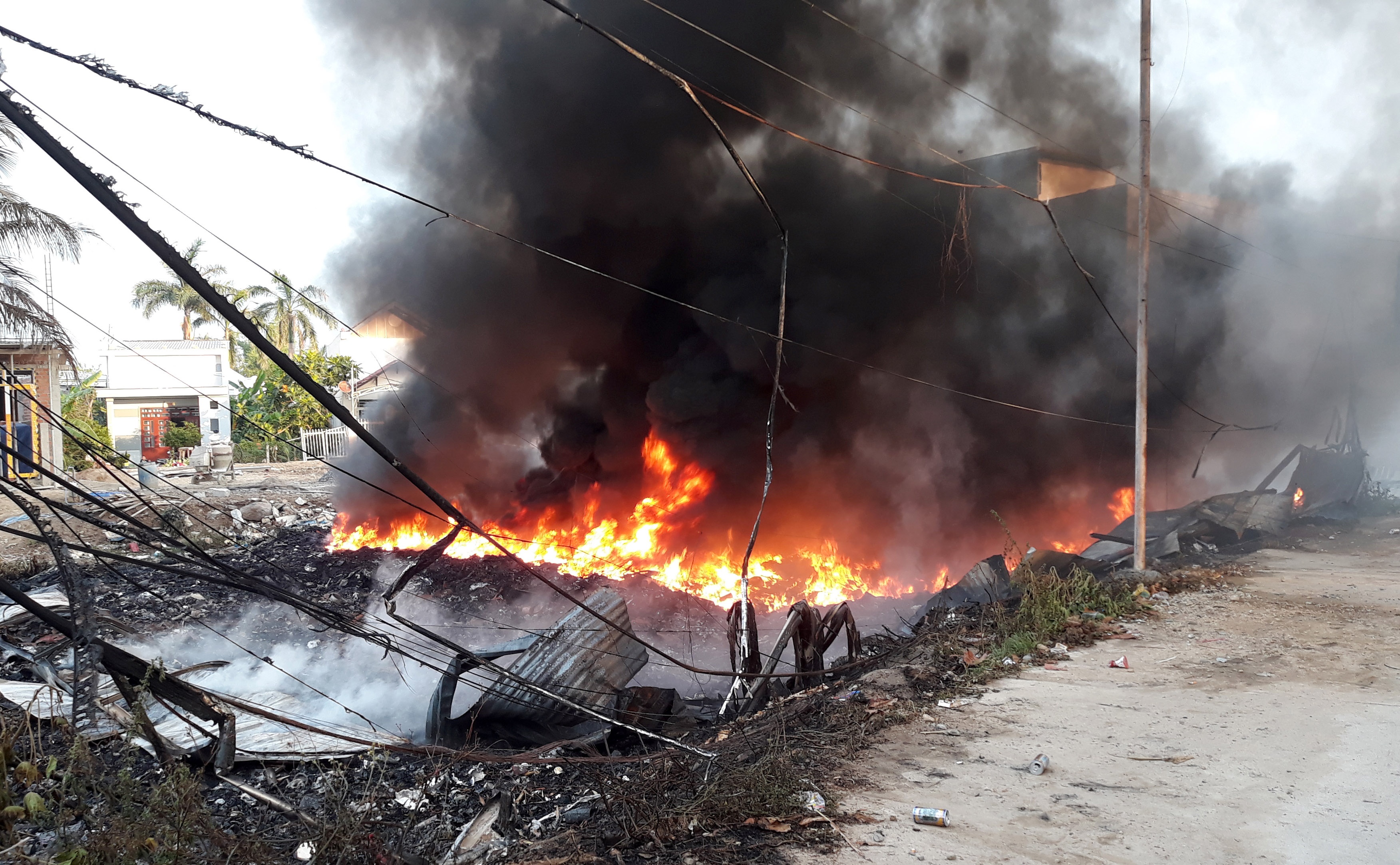 Hang tram hoc sinh nghi hoc vi chay bai phe lieu trong khu dan cu hinh anh