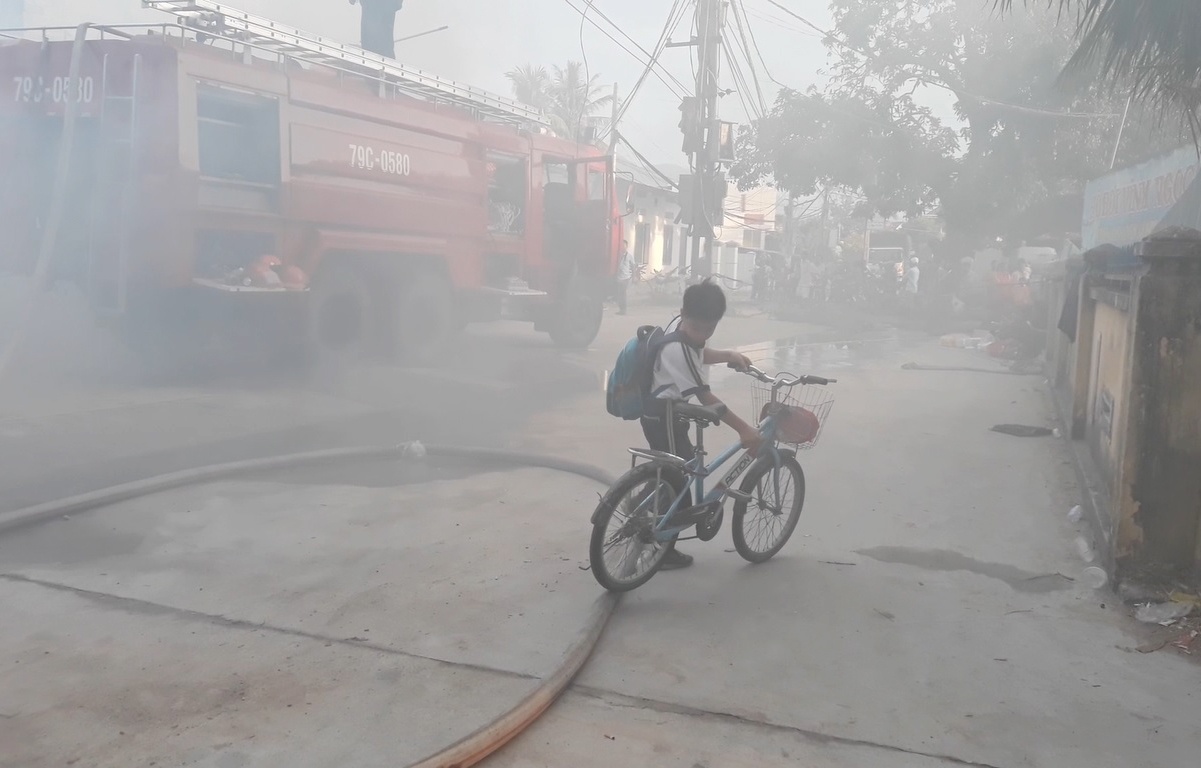 Can canh dam chay bai phe lieu trong khu dan cu hinh anh