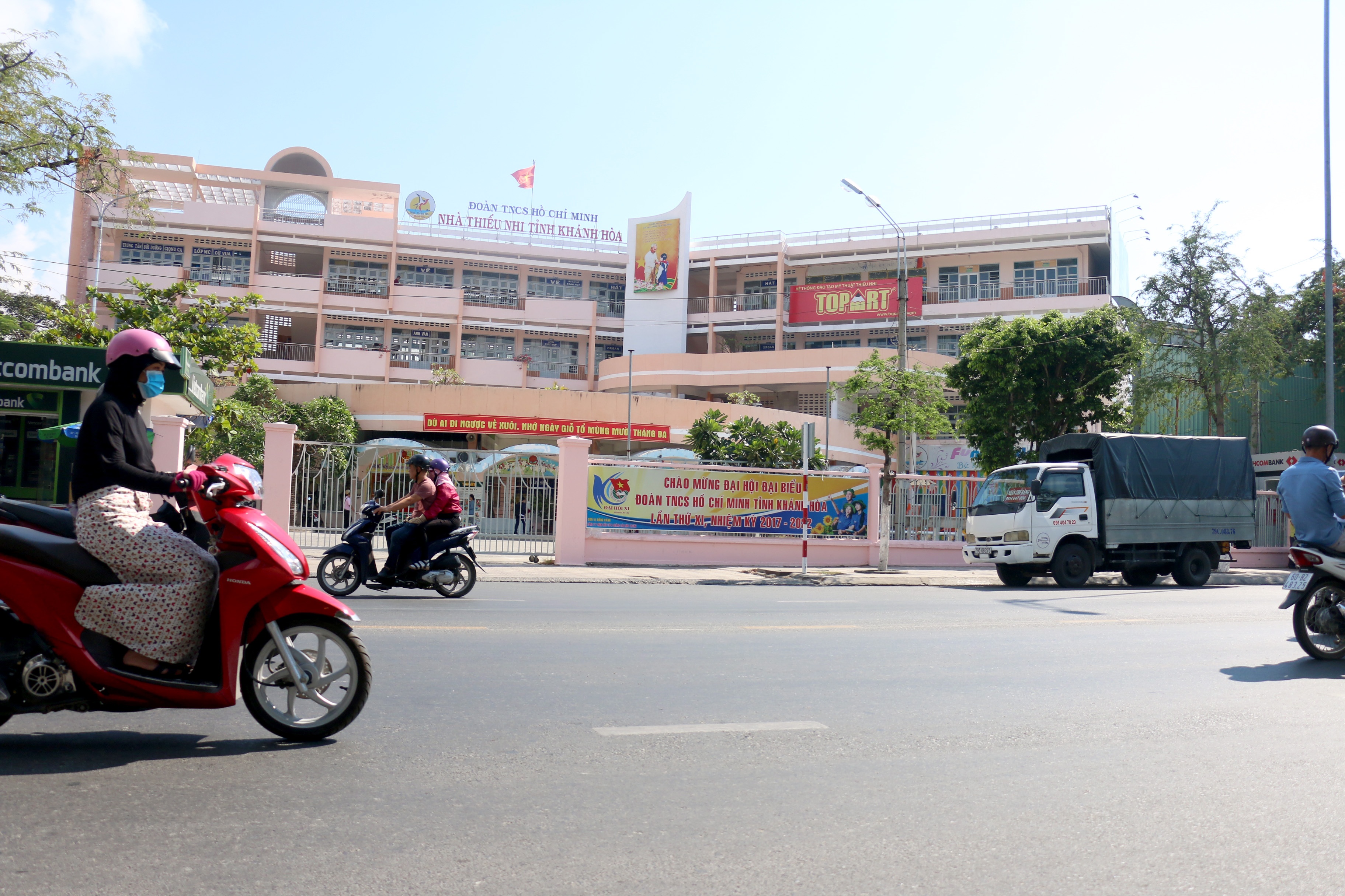 Danh ‘dat vang’ lam cong vien, bai dau xe hinh anh