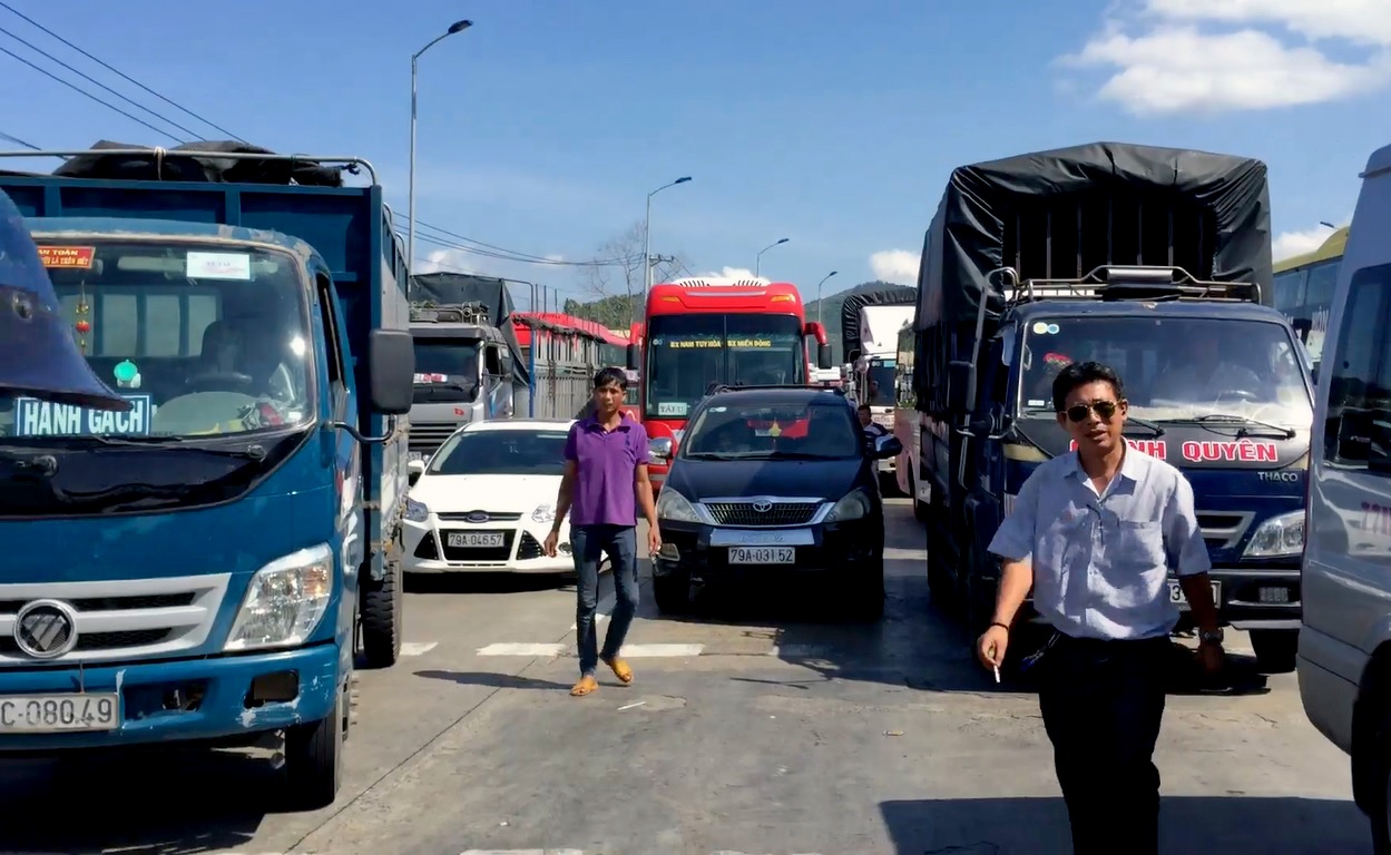 Tai xe duoi danh nhan vien tram BOT Ninh Loc hinh anh