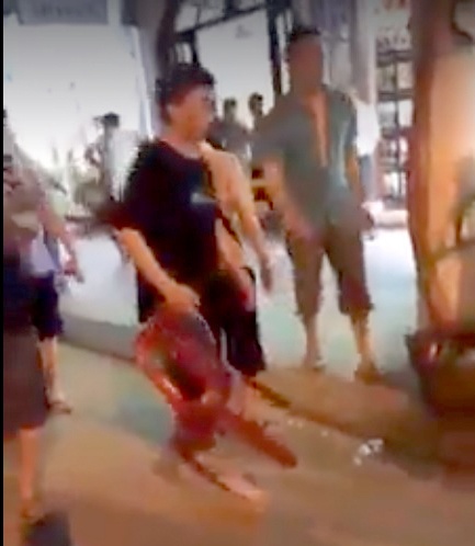 Mau thuan luc tinh tien, du khach Trung Quoc va nhan vien danh nhau hinh anh