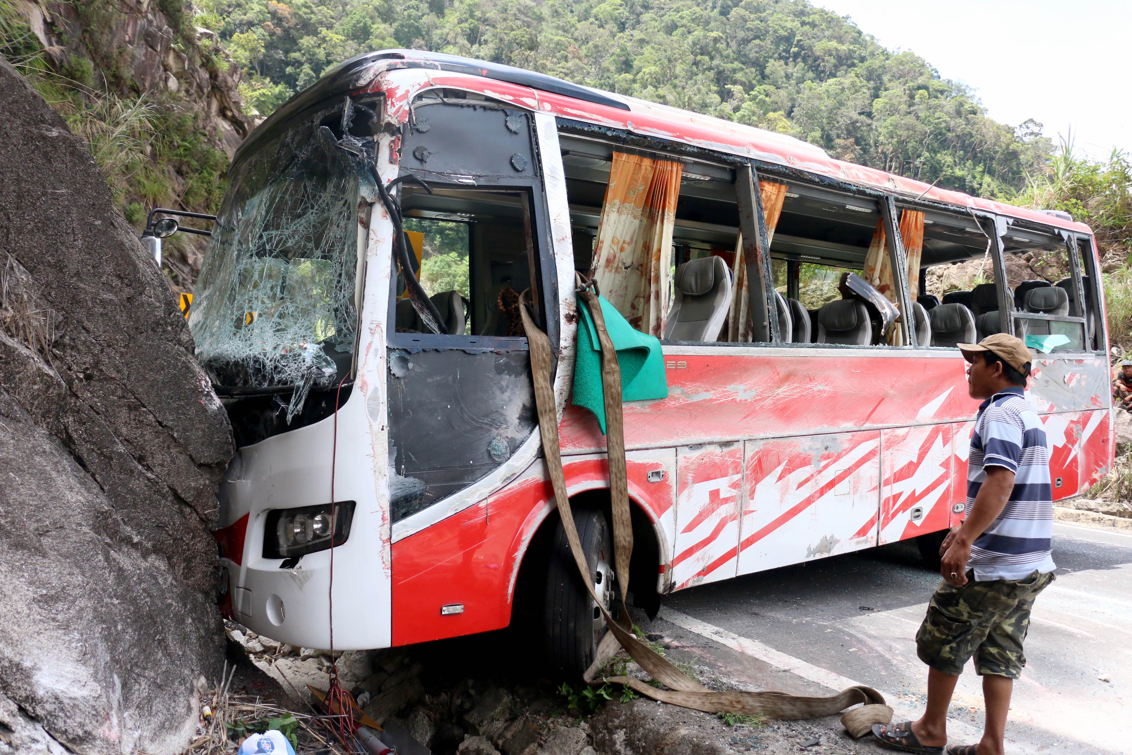 Can canh xe khach lat tren deo, 3 nguoi thiet mang hinh anh