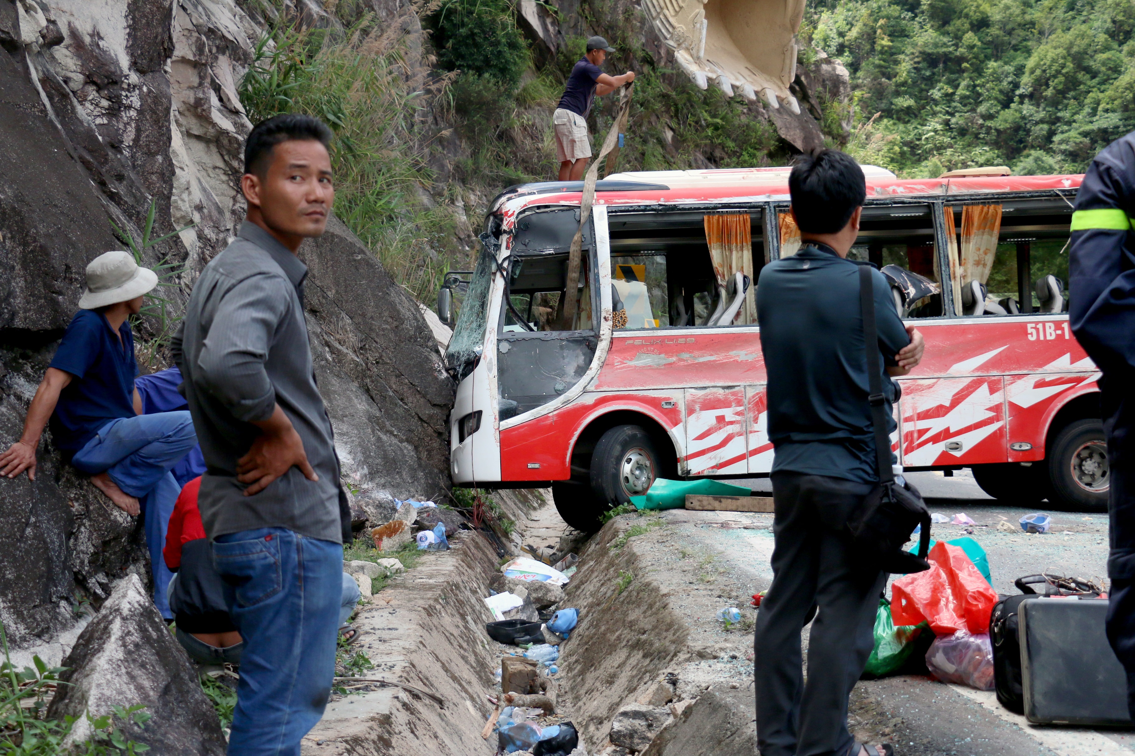 Tai nạn trên đèo Khánh Lê ảnh 3 Tai nan tren deo Khanh Le anh 3