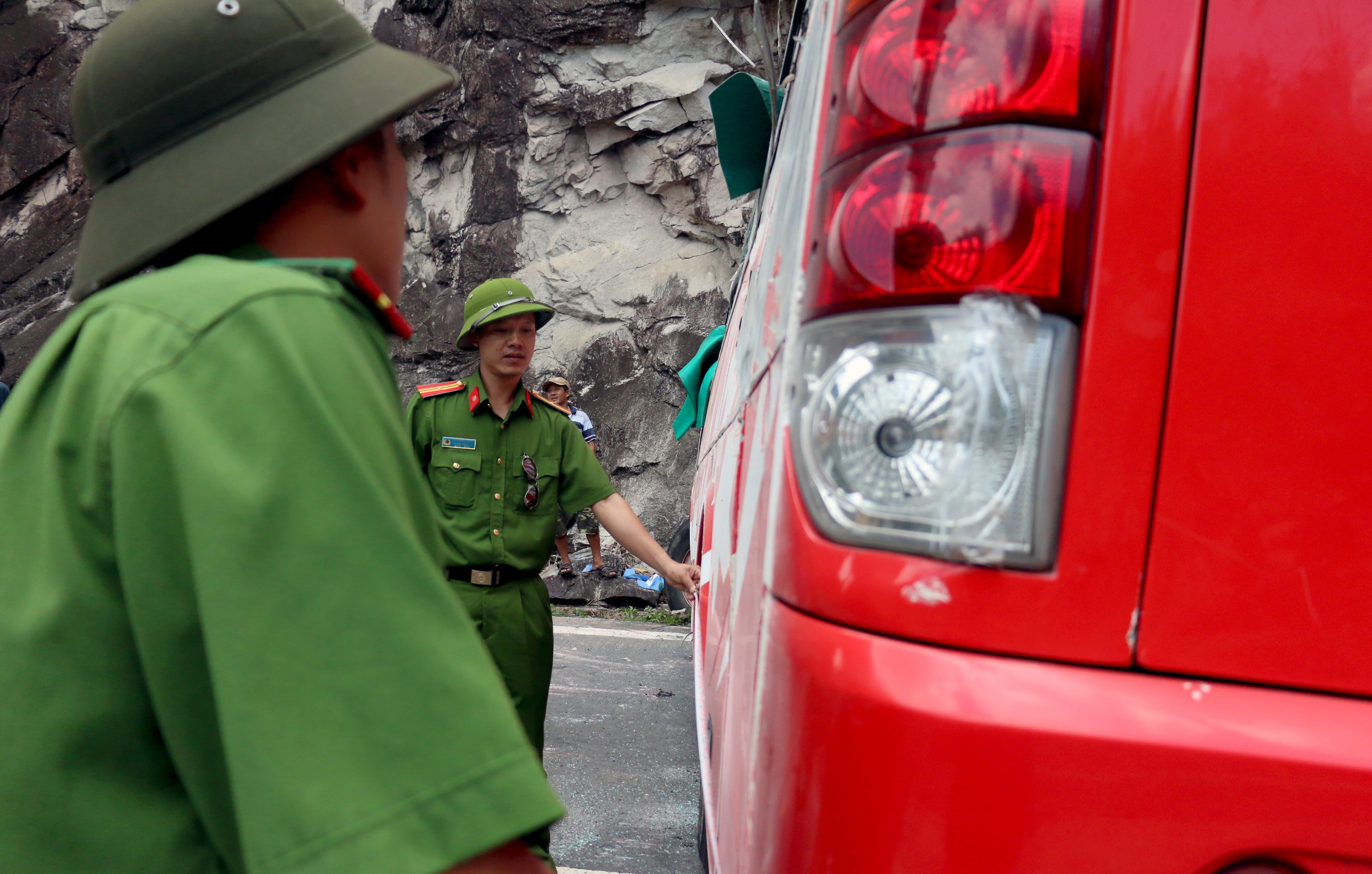 Tai nạn trên đèo Khánh Lê ảnh 9 Tai nan tren deo Khanh Le anh 9