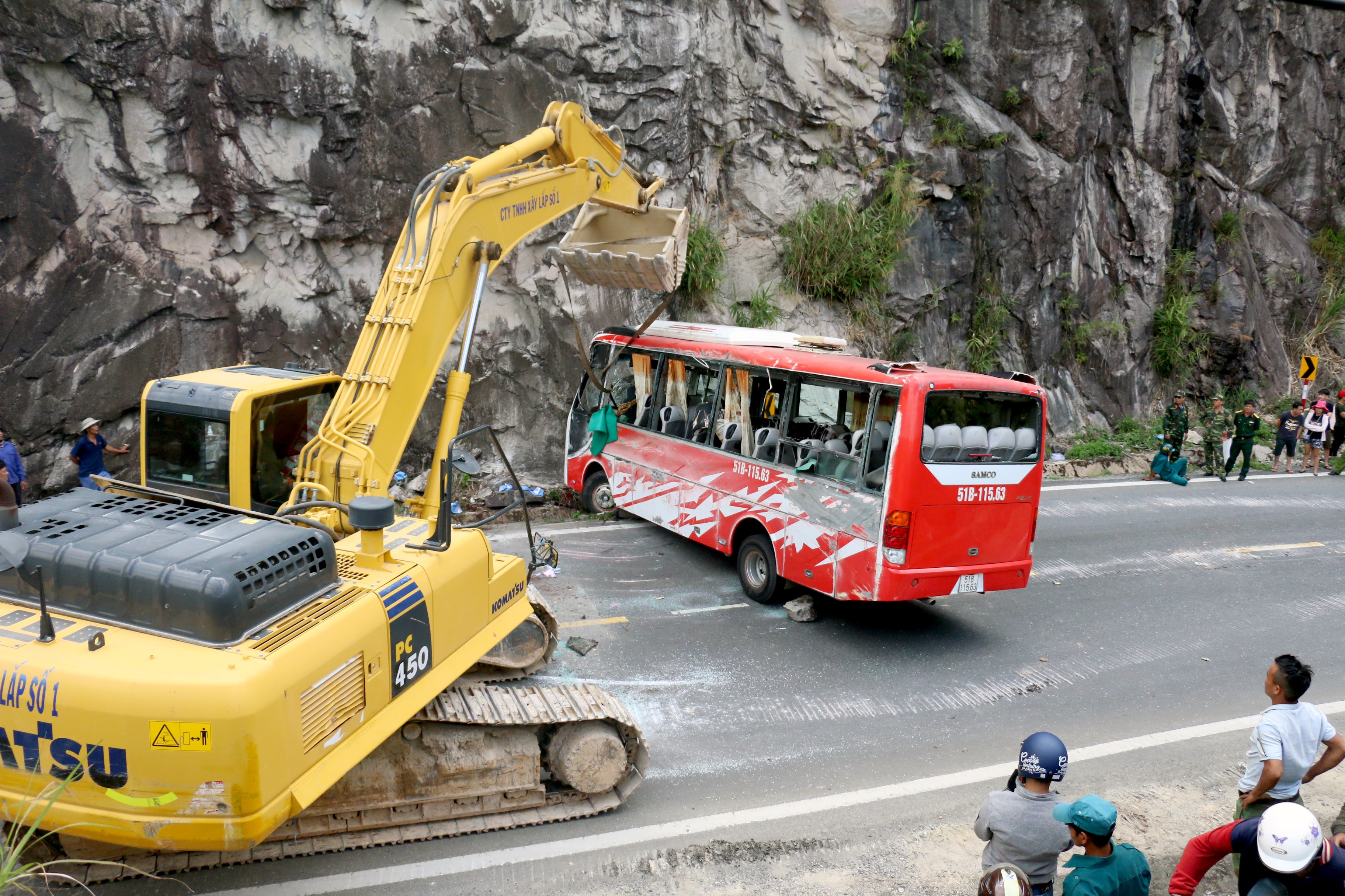 Xe khach lat khien 3 nguoi chet tren deo Khanh Le chay dung toc do hinh anh