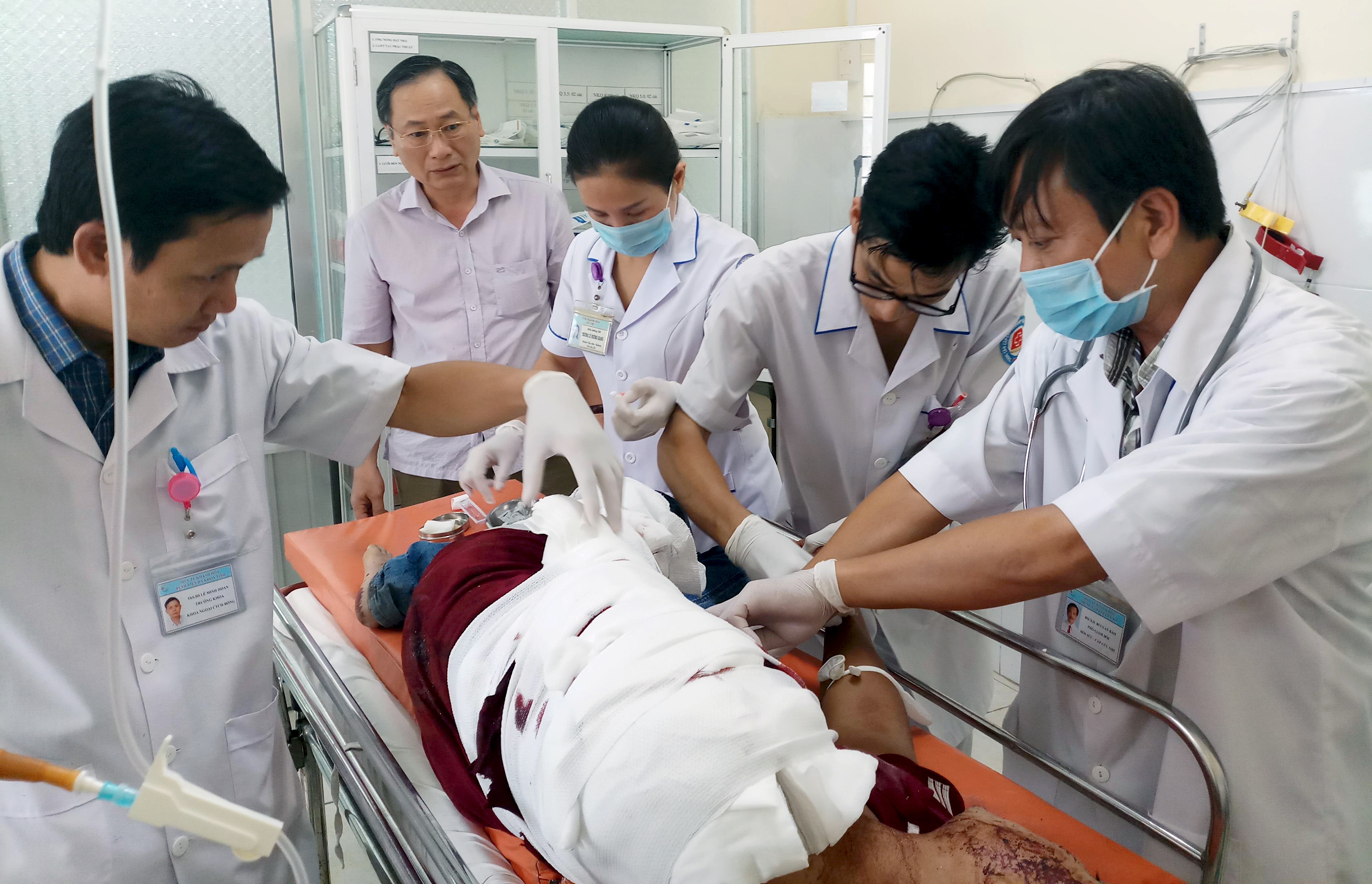 Xe khách lật trên đèo Khánh Lê ảnh 2 Xe khach lat tren deo Khanh Le anh 2